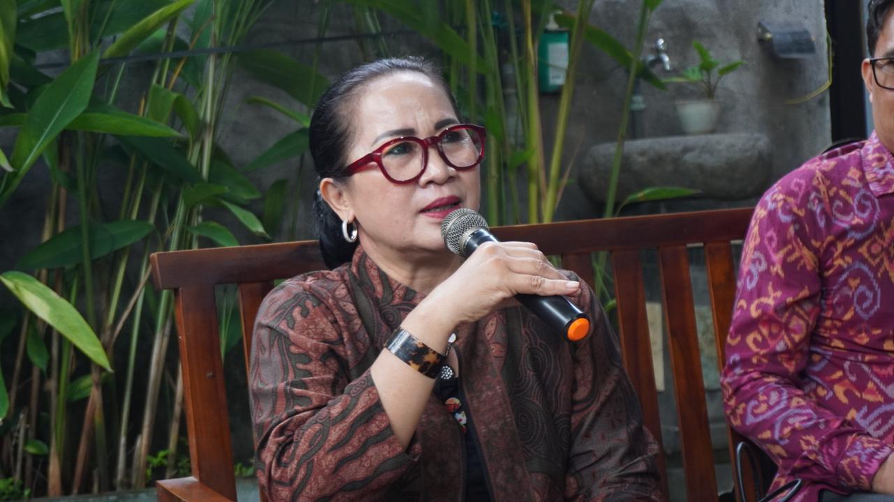Anggota Bawaslu Bali, Ketut Ariyani saat menjadi narasumber dalam Ngabuburit Pengawasan bertema “Pengawasan Partisipatif Masyarakat Buleleng dalam Membangun Demokrasi yang Berintegritas"