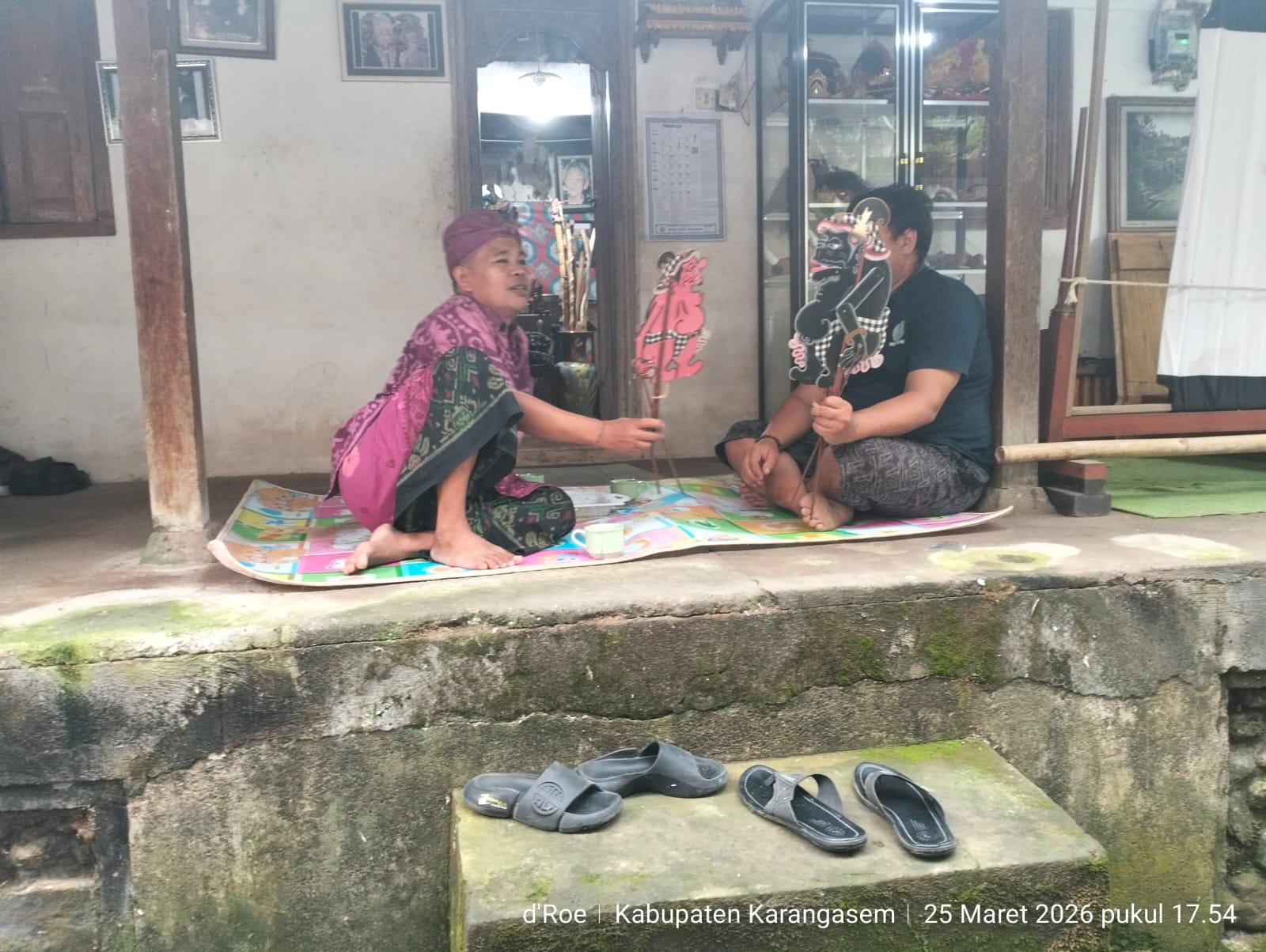 Anggota Bawaslu Bali, Gede Sutrawan nampak memainkan wayang dalam konsolidasi demokrasi bersama seniman dalang muda di Desa Manggis