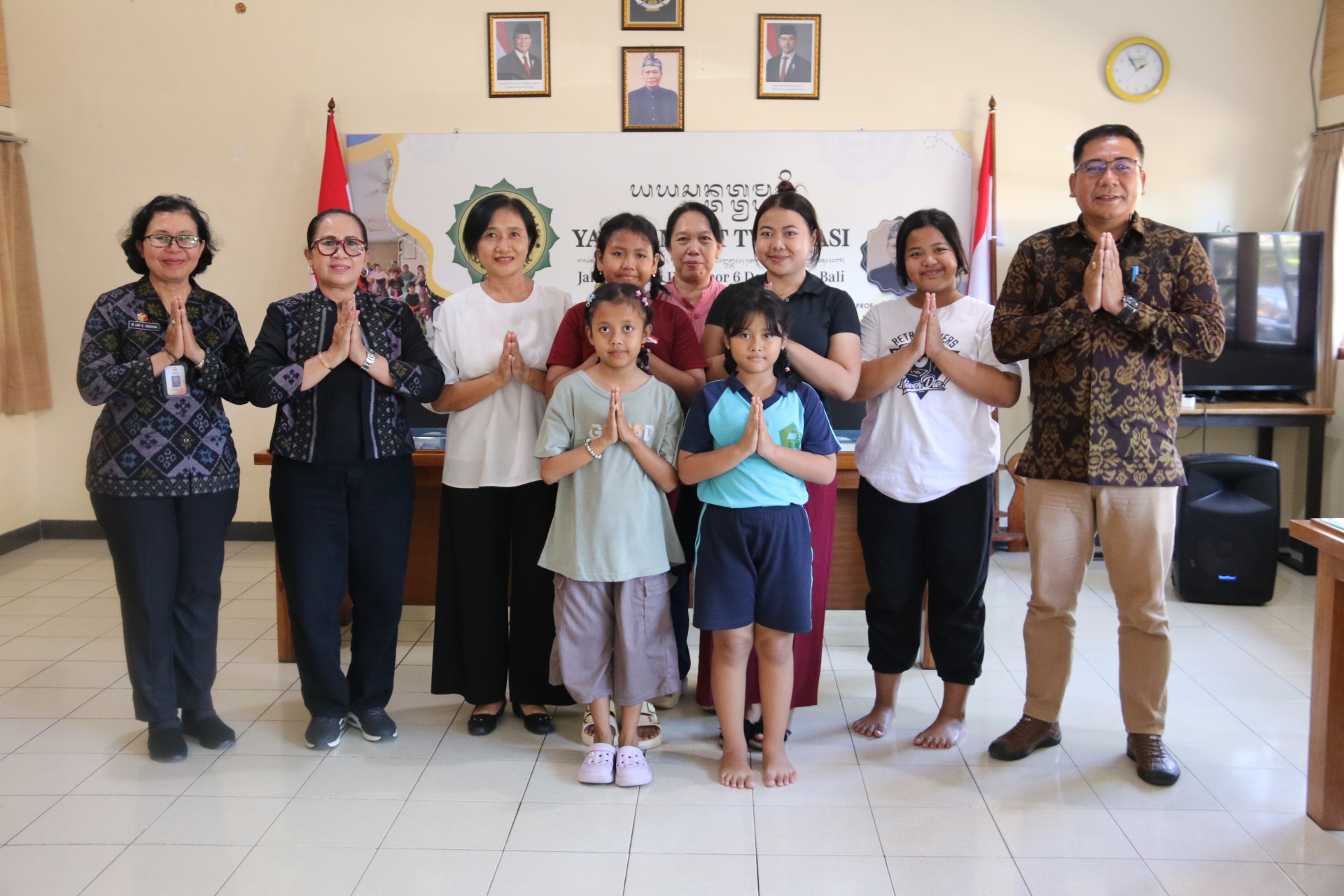 Anggota Bawaslu Bali, Ketut Ariyani dan I Wayan Wirka menyambangi Panti Asuhan Tat Twam Asi dalam program Bawaslu Peduli