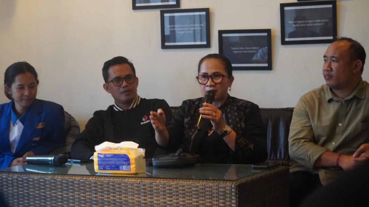 Kordiv P2H Bawaslu Bali, Ketut Ariyani saat diskusi dengan PMII Buleleng, Sabtu (28/2/2026)