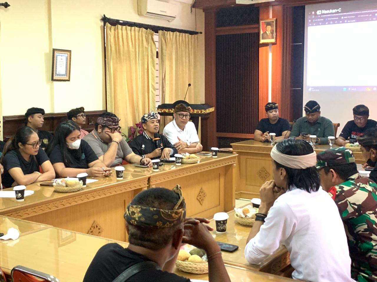 Anggota Bawaslu Bali, Gede Sutrawan saat berjumpa dan berdialog dengan Yowana di Denpasar