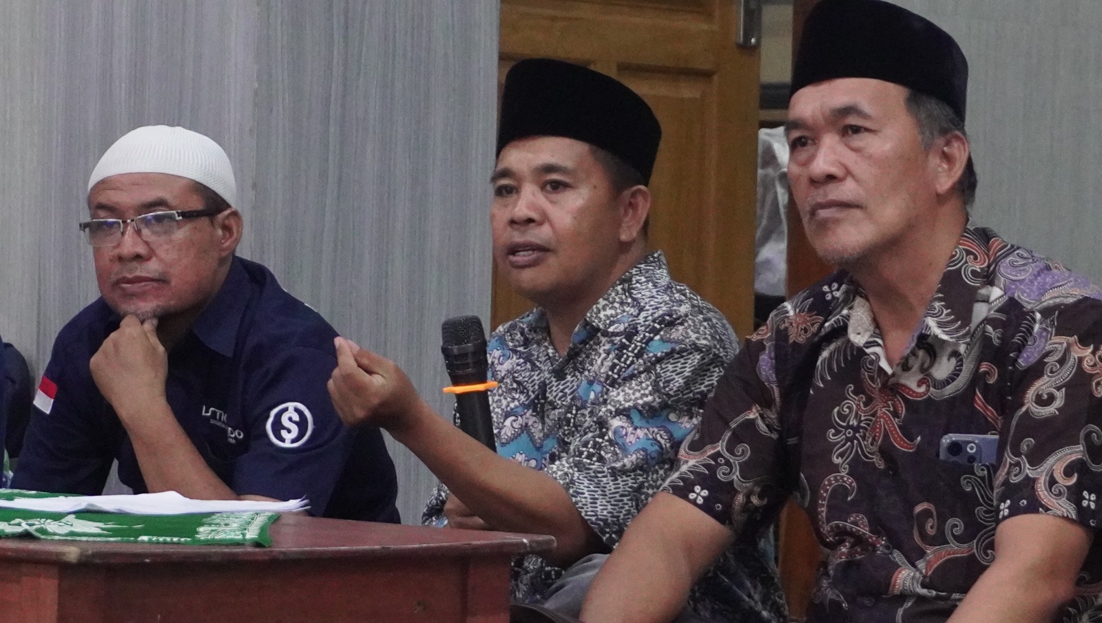 Anggota Bawaslu Bali, Gede Sutrawan (tengah) berdialog tentang politik transaksional dalam agenda Ngabuburit Pengawasan di Jembrana, Kamis (5/3/2026)