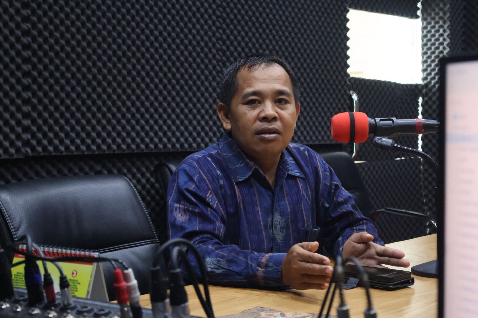 Anggota Bawaslu Bali, Gede Sutrawan saat menjadi narasumber dalam Radio Publik Kabupaten Bangli, Selasa (10/3/2026)