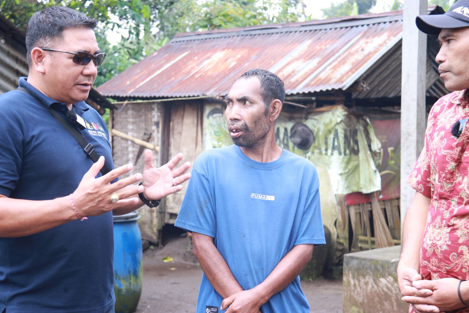 Anggota Bawaslu Bali, I Wayan Wirka saat berikan bantuan dalam program Bawaslu peduli di Bangli, Selasa (10/3/2026)