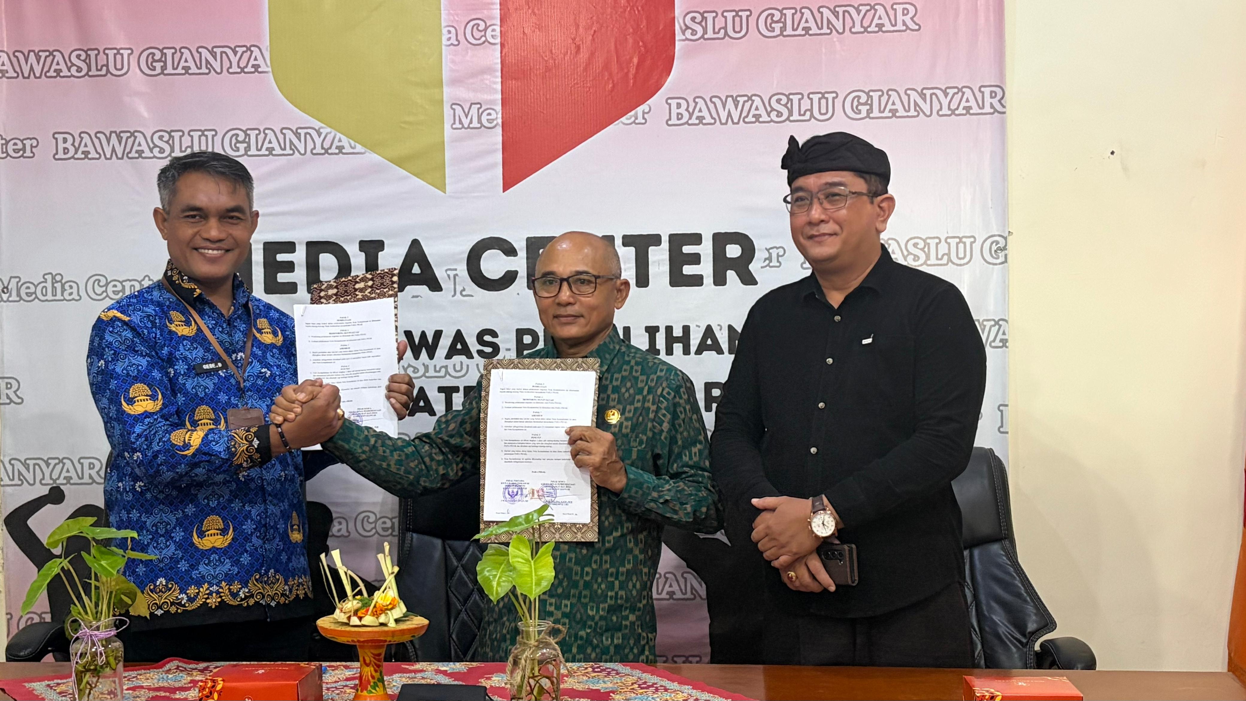 Ketua Bawaslu Bali, I Putu Agus Tirta Suguna melakukan pendampingan dalam Penandatanganan PKS antara Bawaslu Gianyar dan Dinas Pemberdayaan Masyarakat dan Desa Kab Gianyar, Kamis (12/3/2026).