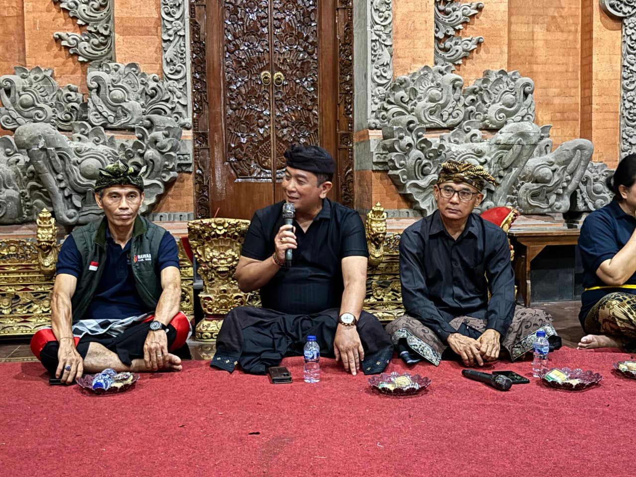 Ketua Bawaslu Bali, I Putu Agus Tirta Suguna saat konsolidasi Demokrasi bersama Sekaa Truna Raksa Mandala, di Blahbatuh, Gianyar, Kamis (12/3/2026).