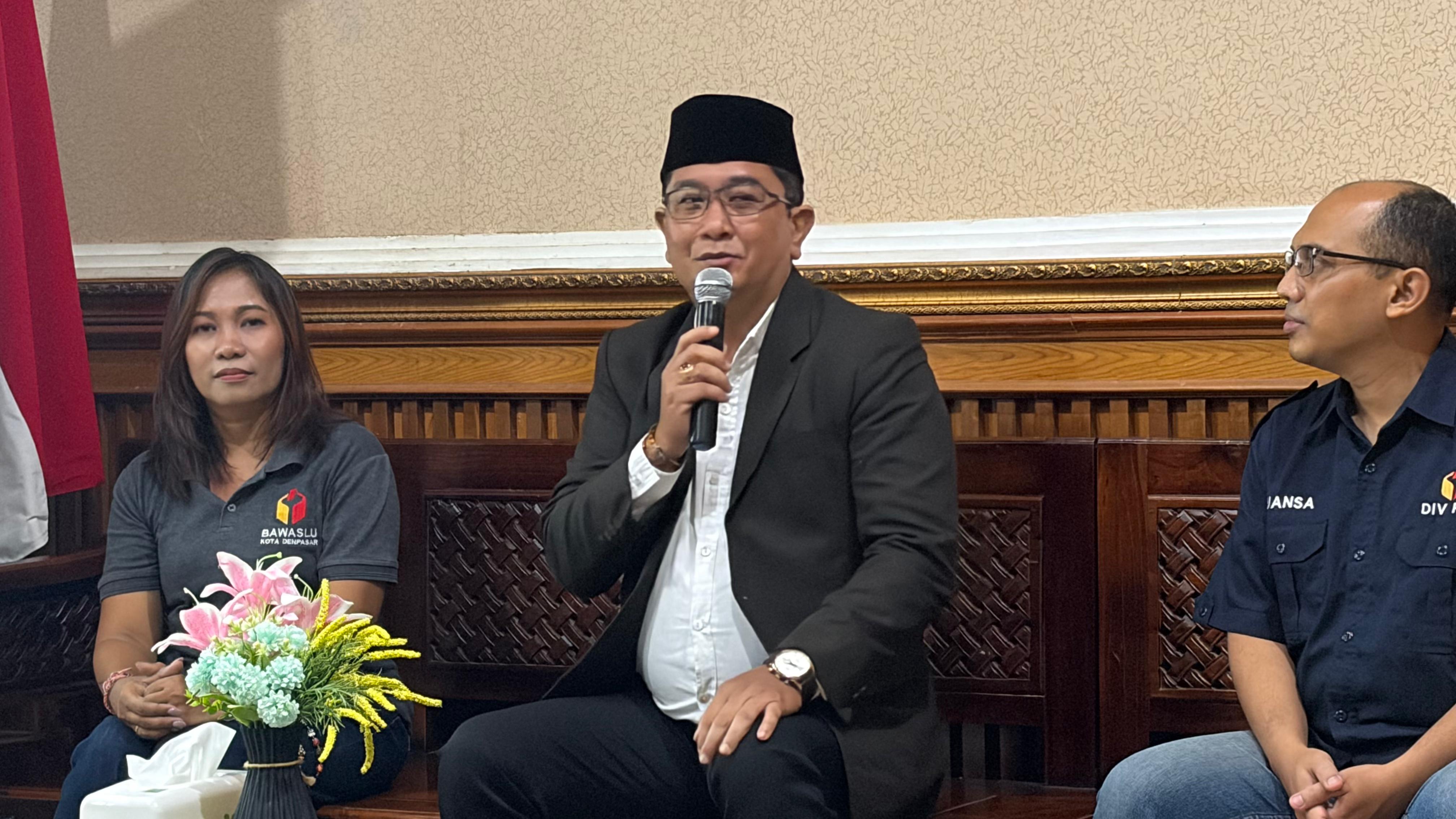 Ketua Bawaslu Bali, I Putu Agus Tirta Suguna saat ngabuburit pengawasan bersama kelompok mahasiswa di Kantor Bawaslu Kota Denpasar, Jumat (13/3/2026).