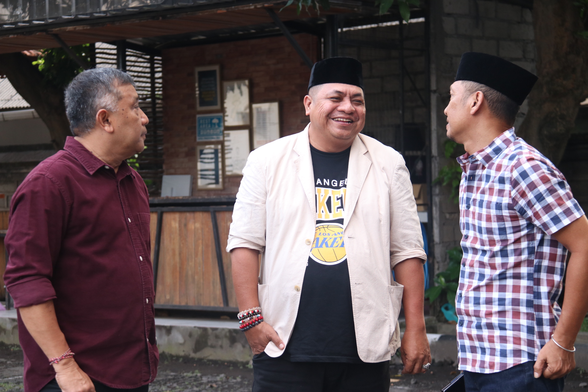 Anggota Bawaslu Bali, I Nyoman Gede Putra Wiratma saat hadiri buka puasa bersama di kantor KPU Bali, Jumat (13/3/2026).Denpasar, Bawaslu Bali — Anggota Bawaslu Bali, I Nyoman Gede Putra Wiratma menekankan pentingnya menjaga sinergi antar pemangku kepentingan kepemiluan sebagai bagian dari upaya merawat kualitas demokrasi di Bali.  Hal tersebut disampaikan Wiratma ketika ditemui usai menghadiri kegiatan buka puasa bersama yang digelar oleh KPU Bali di kantornya, Jumat (13/3/2026).   Kegiatan ini juga turut d
