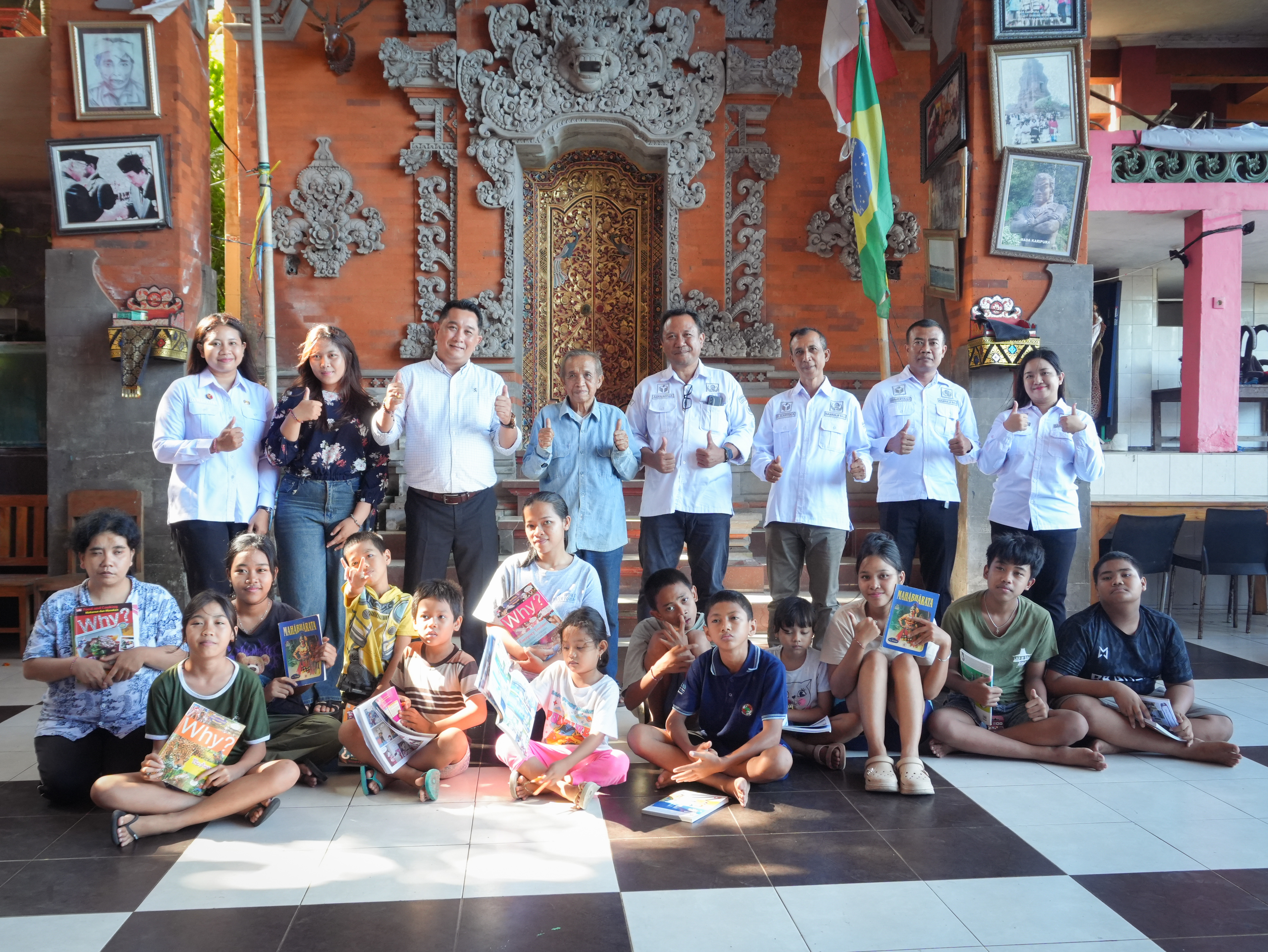 Ketua Bawaslu Bali, I Putu Agus Tirta Suguna bersama dengan Kepala Sekretariat Bawaslu Bali, Ida Bagus Putu Adinatha melaksanakan program Bawaslu Peduli bertempat di Panti Asuhan Dharma Jati Il, Denpasar 