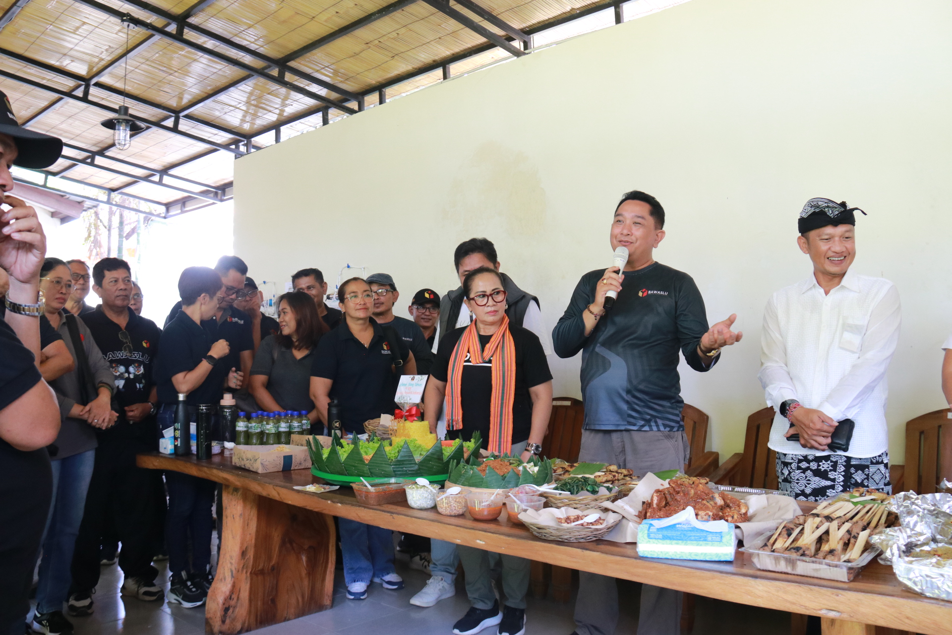 Situasi perayaan Peringatan Hari Ulang Tahun ke-18 Bawaslu Republik Indonesia di Sekretariat Bawaslu Provinsi Bali