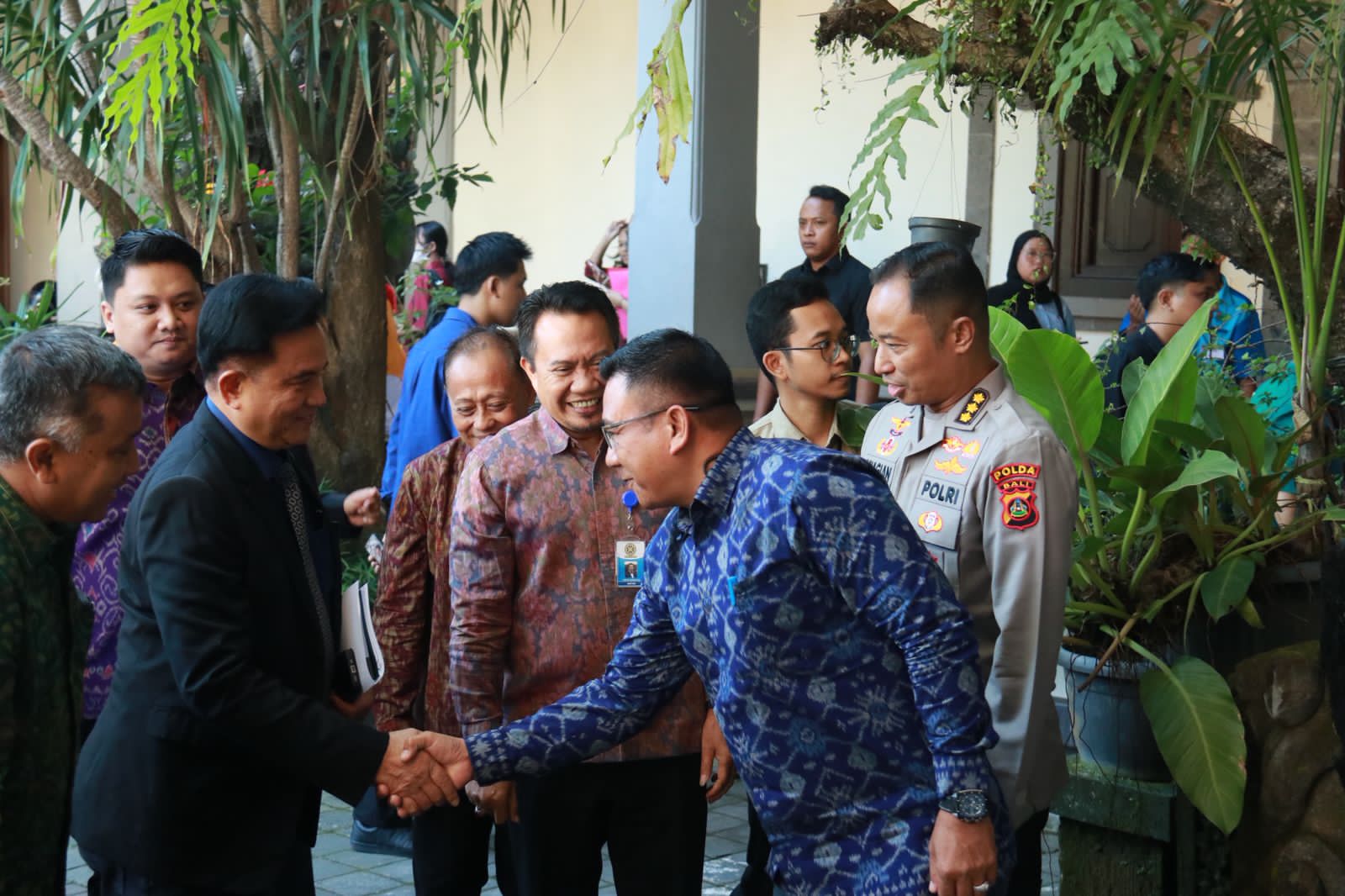 Anggota Bawaslu Bali, I Wayan Wirka menghadiri Kuliah Umum "Penataan Penyelenggaraan Pemilu dan Regulasinya dalam Perspektif Negara Hukum Demokratis" di Universitas Udayana