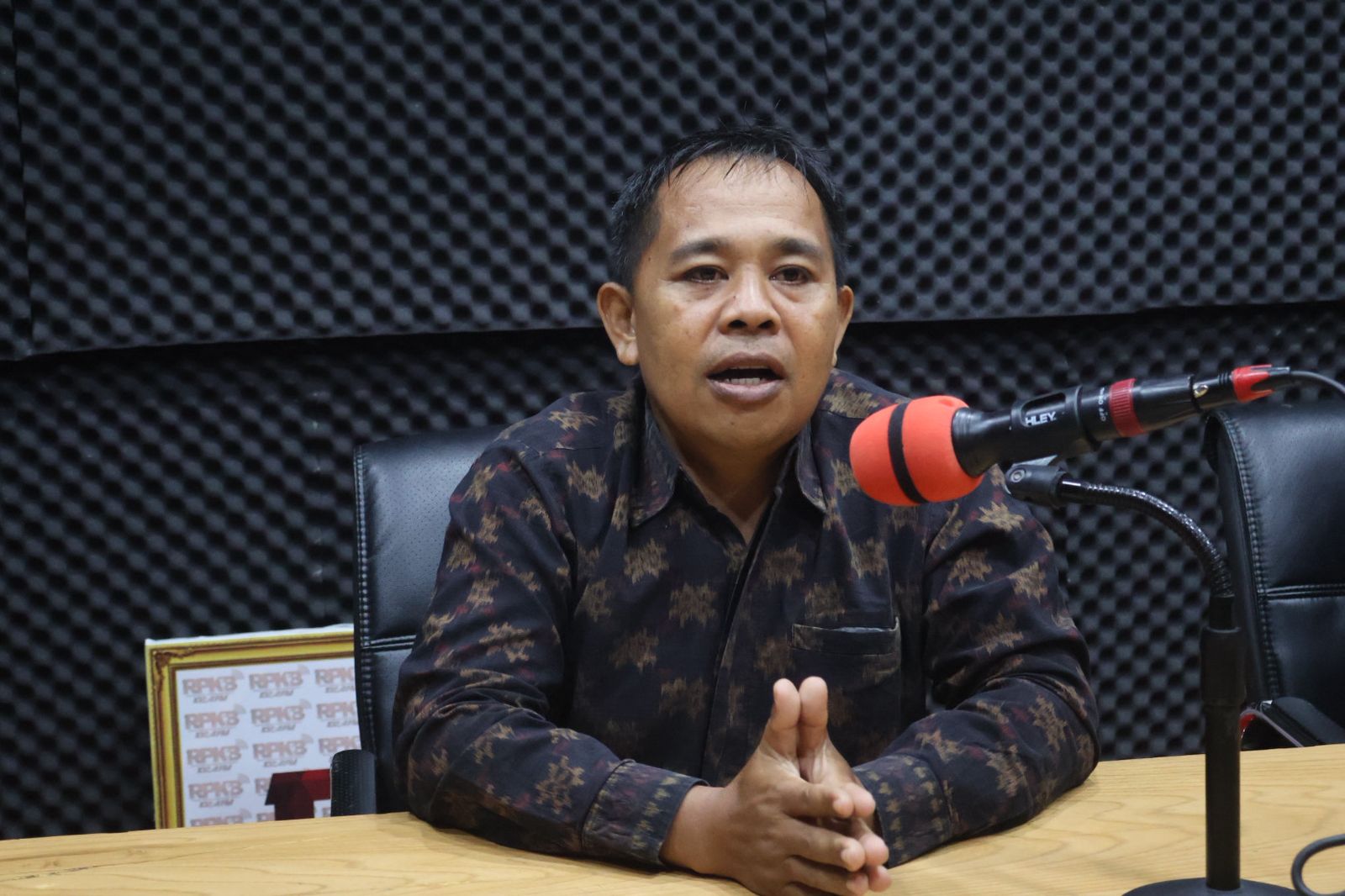Gede Sutrawan menjadi narasumber dalam program bincang radio bertajuk “Tuak (Tutur dan Ahklak) Bawaslu Bangli”