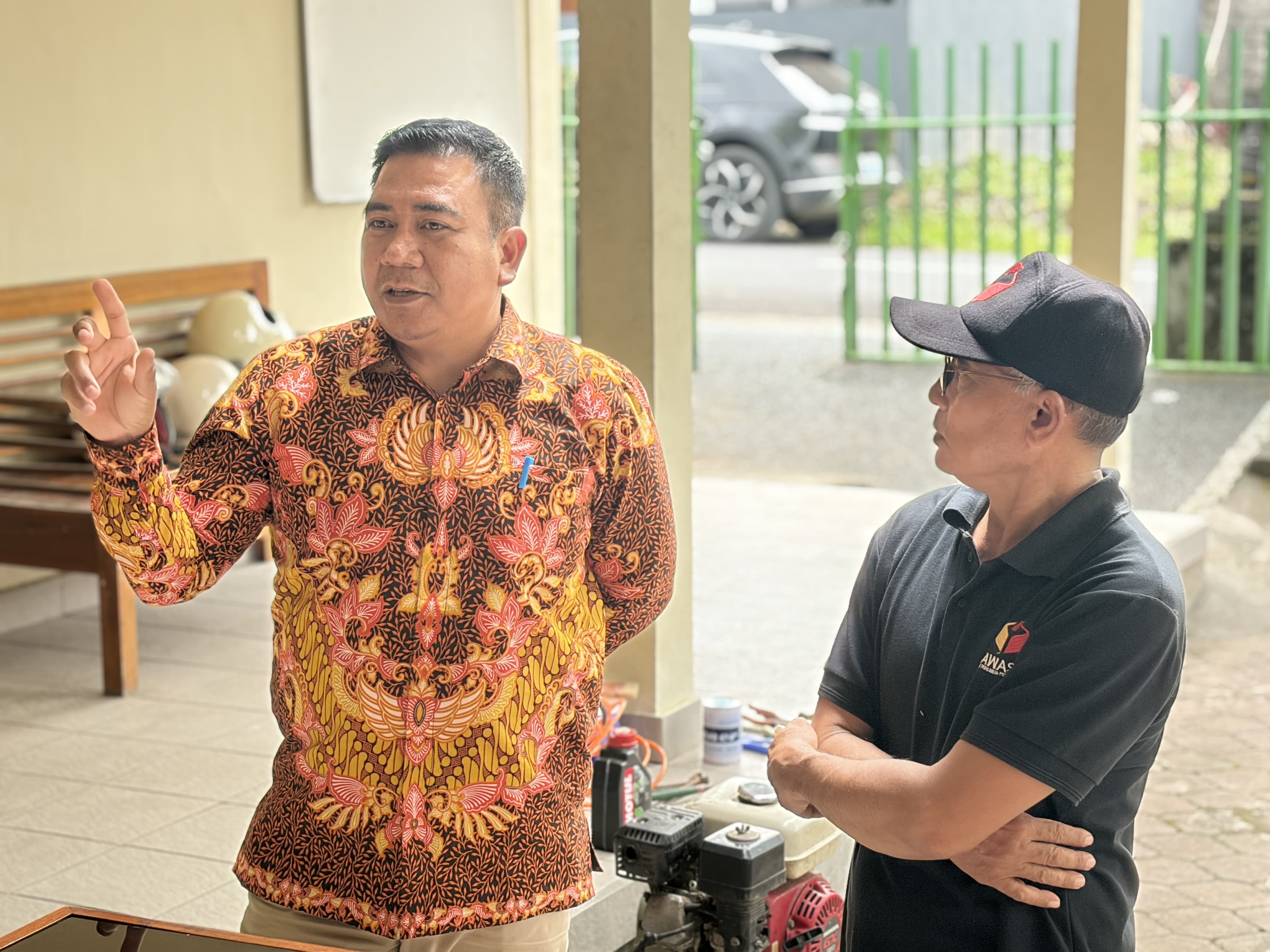 Anggota Bawaslu Bali I Wayan Wirka melaksanakan visitasi Layanan informasi publik di Bawaslu Kabupaten Gianyar