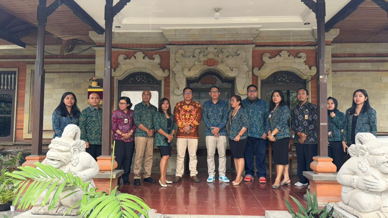 Anggota Bawaslu Bali, I Wayan Wirka melaksanakan visitasi Layanan informasi publik di Bawaslu Kota Denpasar