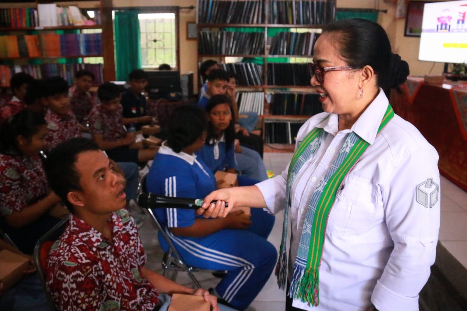 Anggota Bawaslu Bali nampak berbincang dengan siswa saat memberikan Sosialisasi di SLB Negeri 1 Karangasem