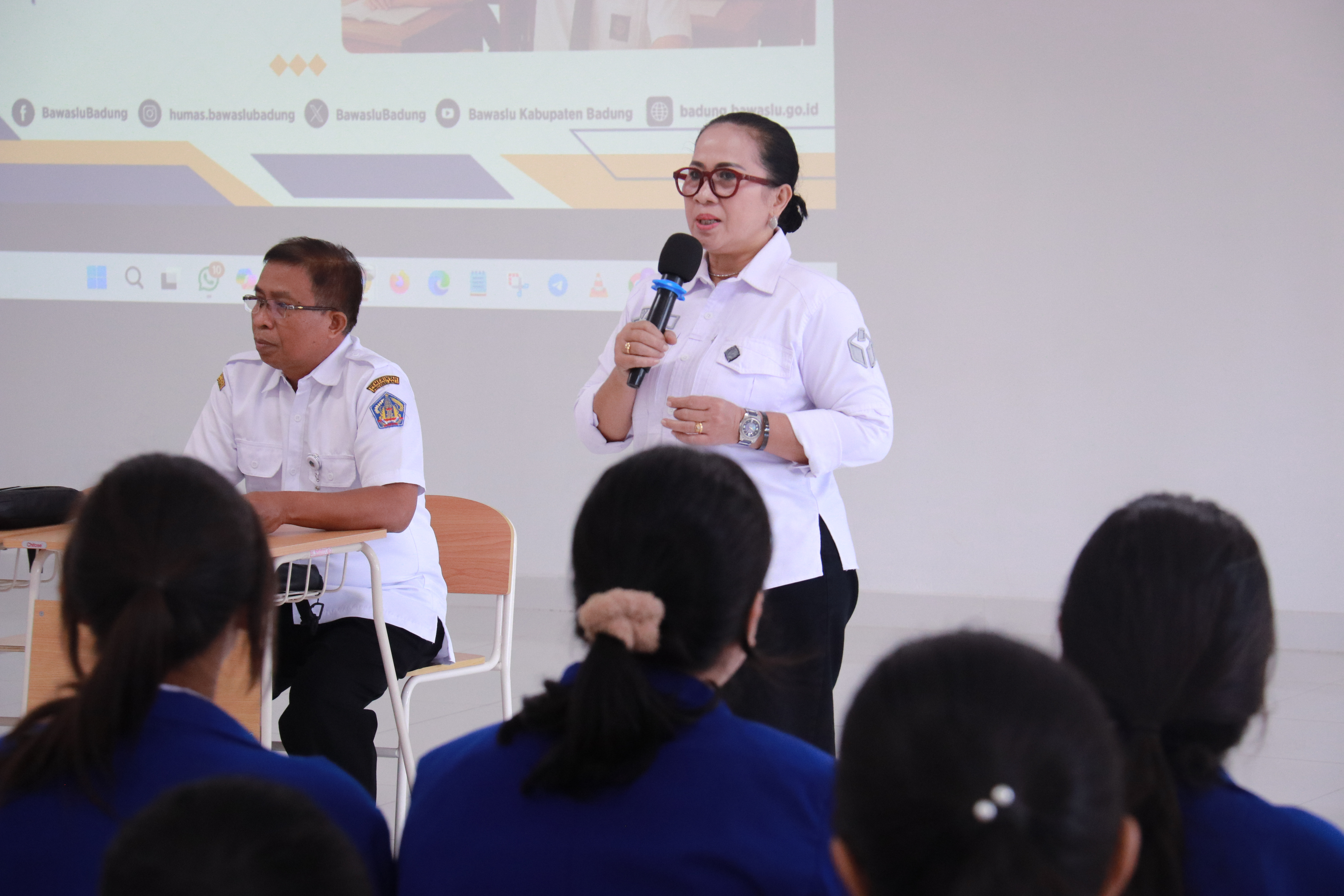 Ketut Ariyani menjadi narasumber dalam Program GEMPAR (Gerakan Masyarakat Pengawas Partisipatif) bagi Pemilih Pemula bertempat di SMA Negeri 3 Mengwi