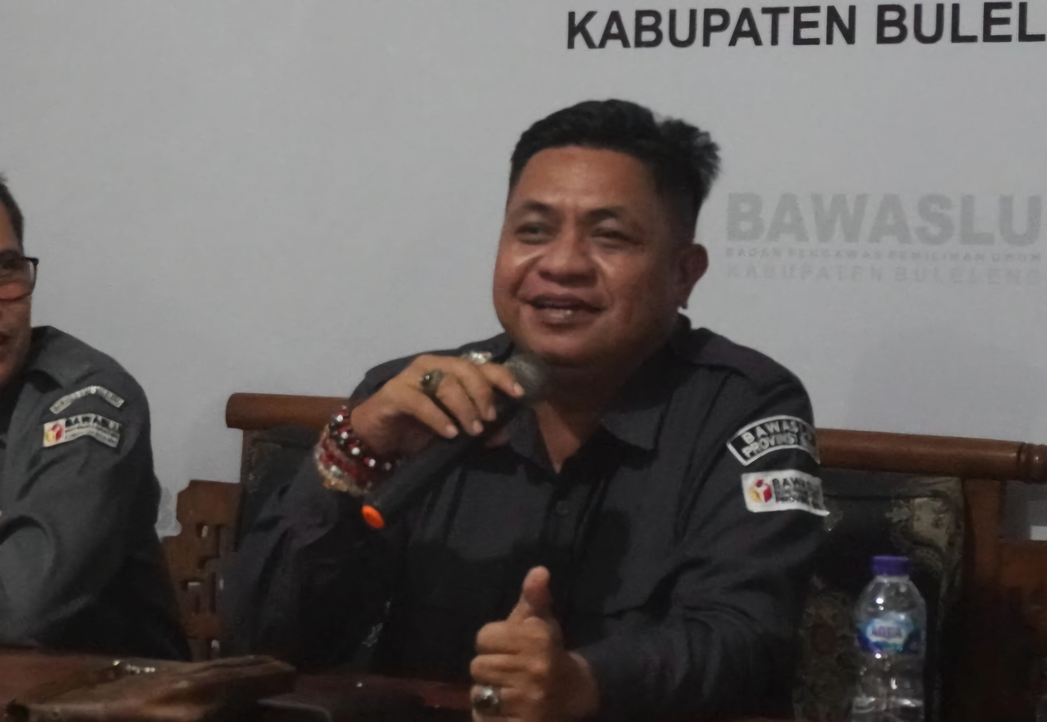Anggota Bawaslu Bali, I Nyoman Gede Putra Wiratma saat memberikan arahan dalam agenda monitoring dan evaluasi SDM di Kantor Bawaslu Buleleng, Senin (27/4/2026).