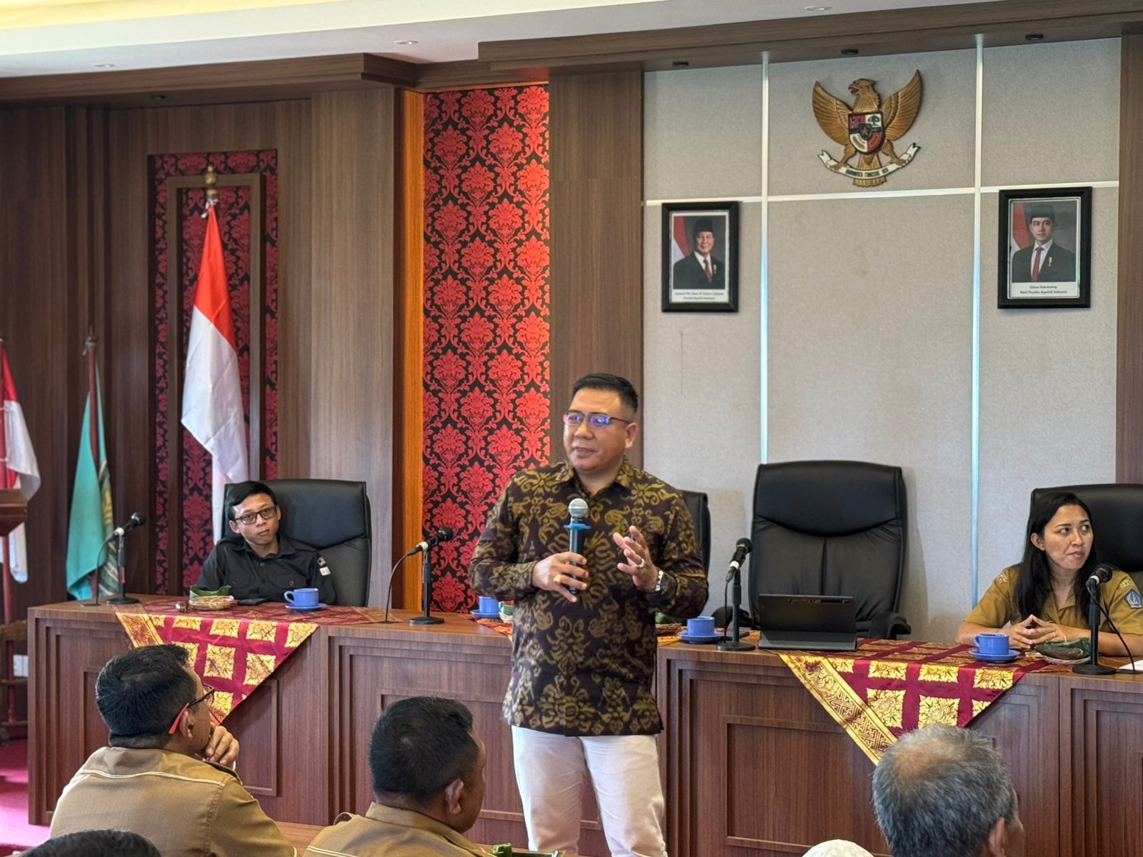 Anggota Bawaslu Bali, I Wayan Wirka saat memberikan arahan dalam Sosialisasi Netralitas ASN, Kepala Desa, dan Perangkat Desa di Kantor Desa Sulangai, Badung, Senin (27/4/2026)