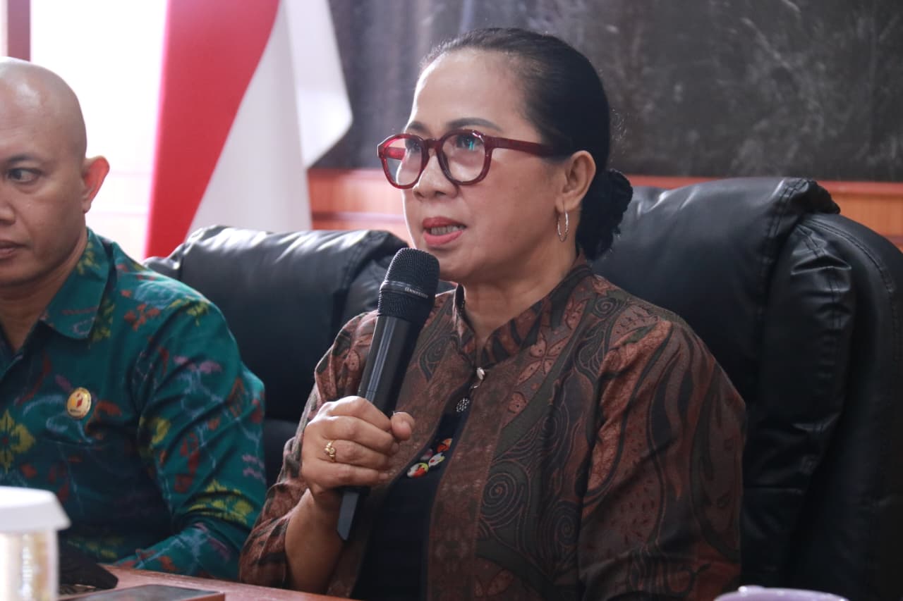 Koordinator Divisi Pencegahan, Partisipasi Masyarakat dan Hubungan Masyarakat Bawaslu Bali, Ketut Ariyani saat jabarkan paradoks administratif terkait pemilih meninggal dunia di Rakor Pengawasan PDPB di Badung, Selasa (21/4/2026)