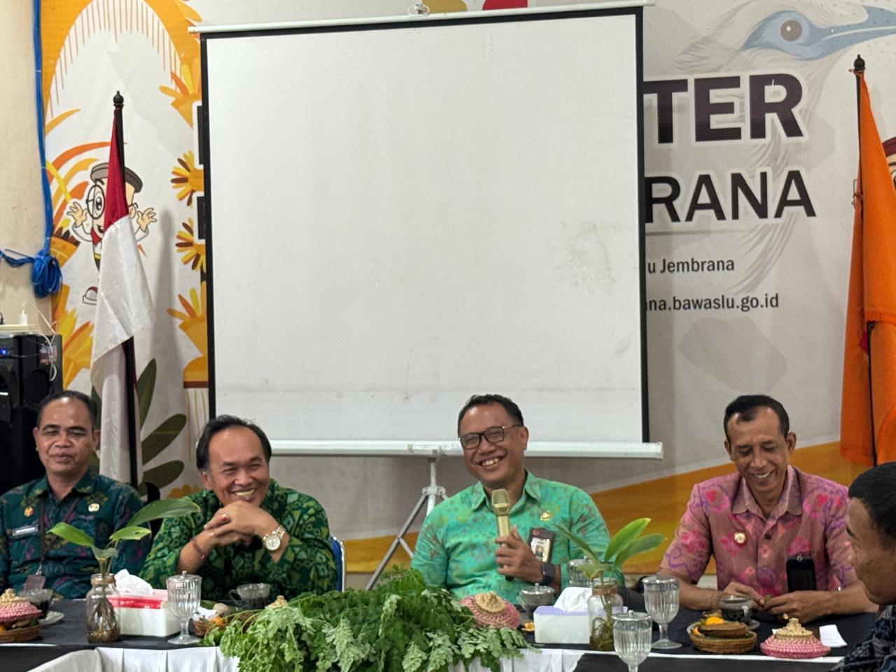 Kepala Sekretariat Bawaslu Bali, Ida Bagus Putu Adinatha saat monitoring SDM di Bawaslu Jembrana, Selasa (28/4/2026)