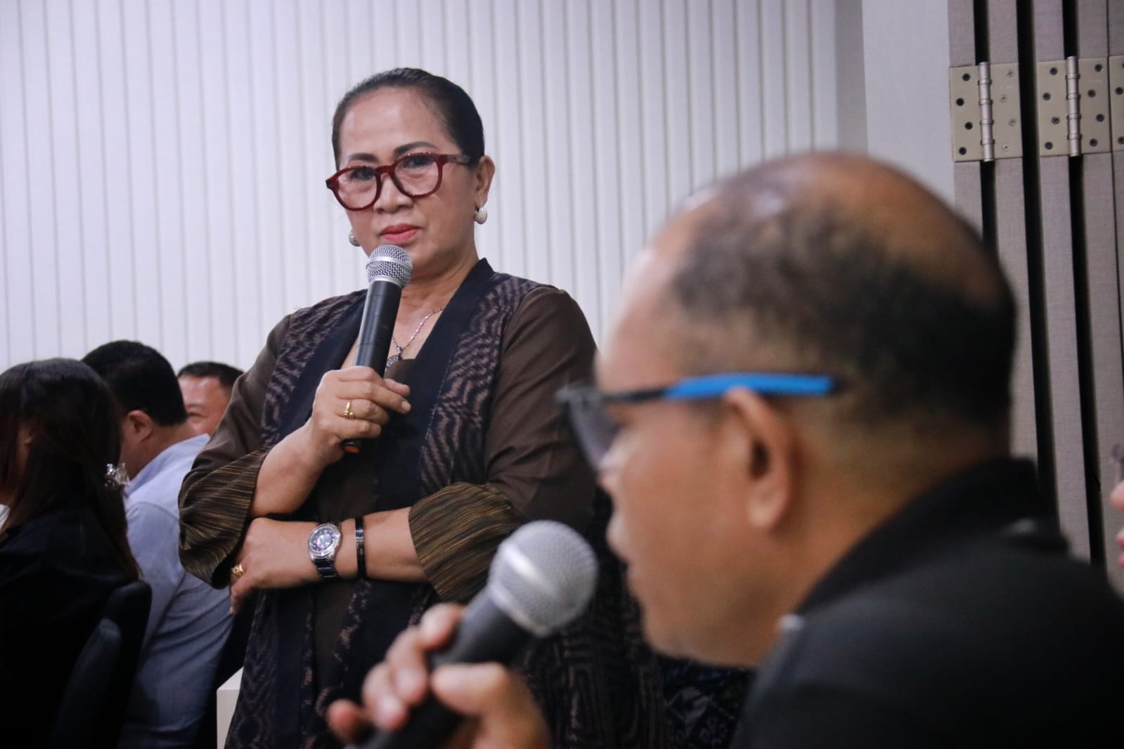 Kordiv P2H Bawaslu Bali, Ketut Ariyani saat berdiskusi terkait dengan money politic bersama dengan Mahasiswa Universitas Bali Dwipa, Selasa (28/4/2026)