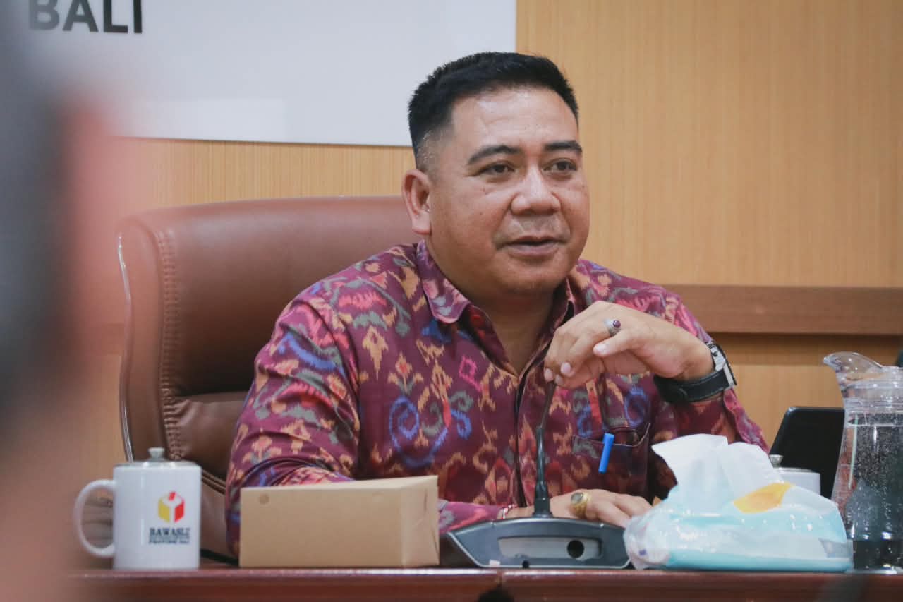 Kordiv PP Datin Bawaslu Bali, I Wayan Wirka saat rapat koordinasi penanganan pelanggaran dan mekanisme pembuktian dalam hukum pemilu, Selasa (28/4/2026)