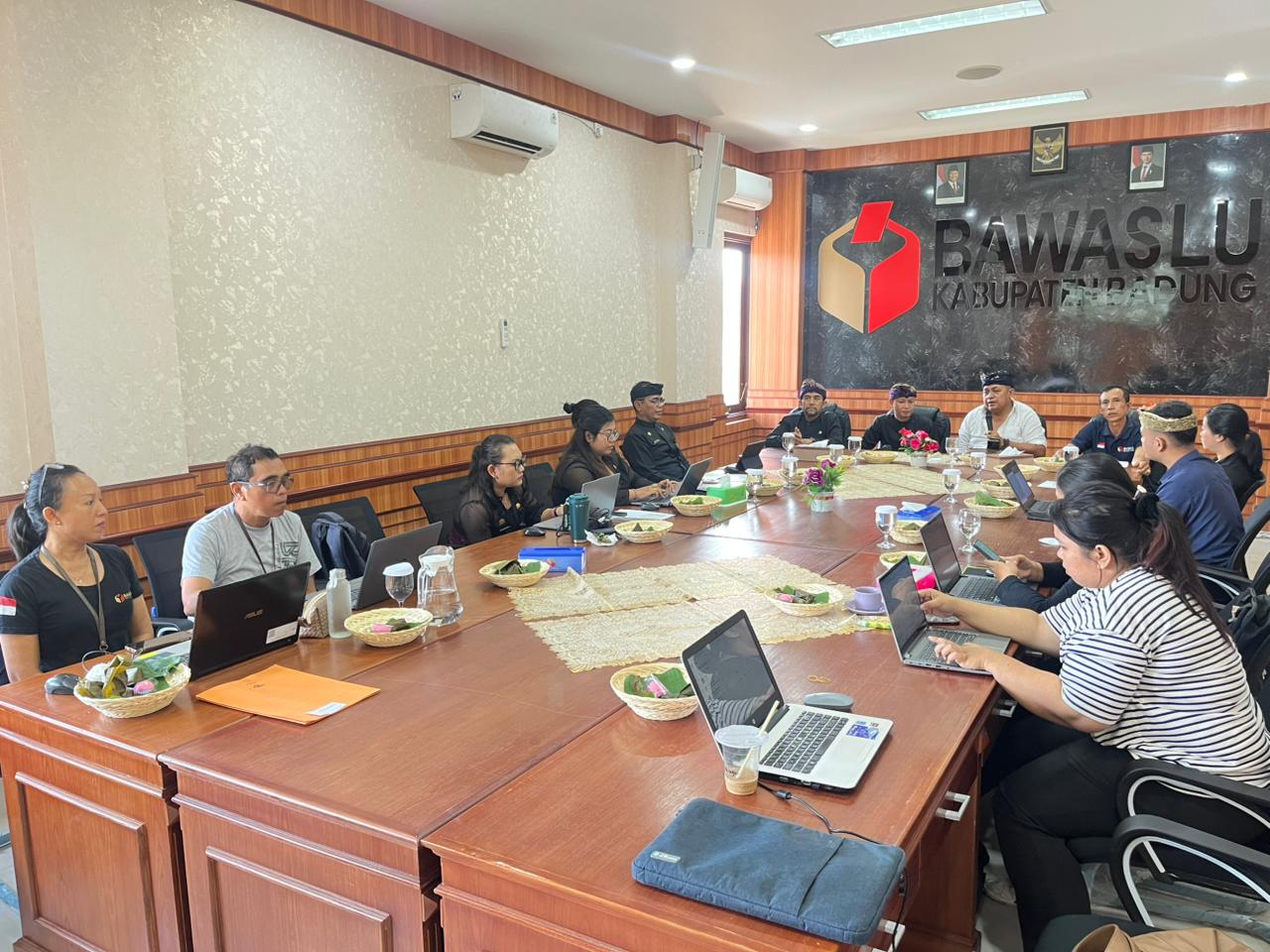Anggota Bawaslu Bali, I Nyoman Gede Putra Wiratma saat lakukan monitoring di Bawaslu Badung, Kamis (30/4/2026)