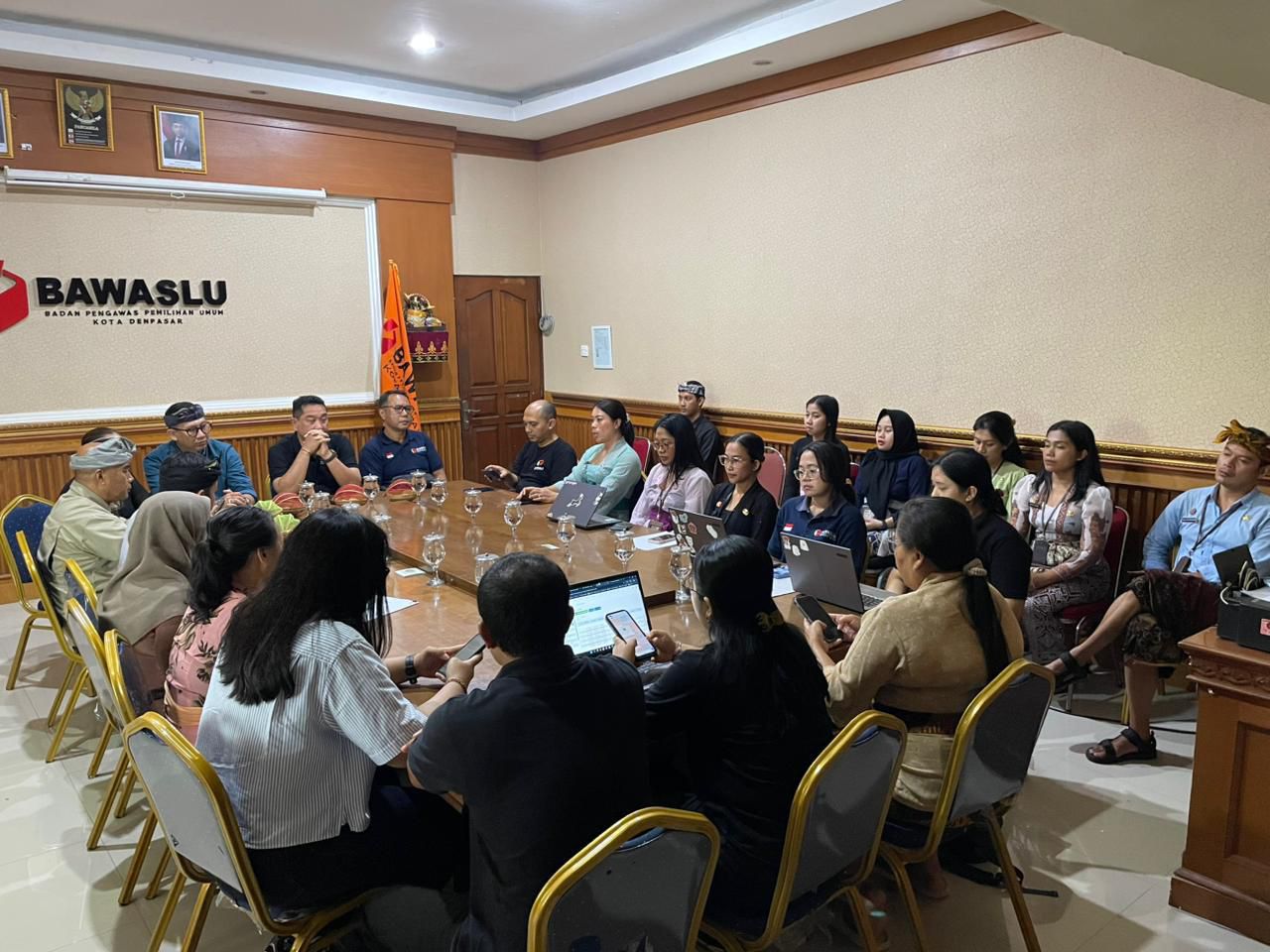 Ketua Bawaslu Bali, I Putu Agus Tirta Suguna saat monitoring di Bawaslu Denpasar, Kamis (30/4/2026)