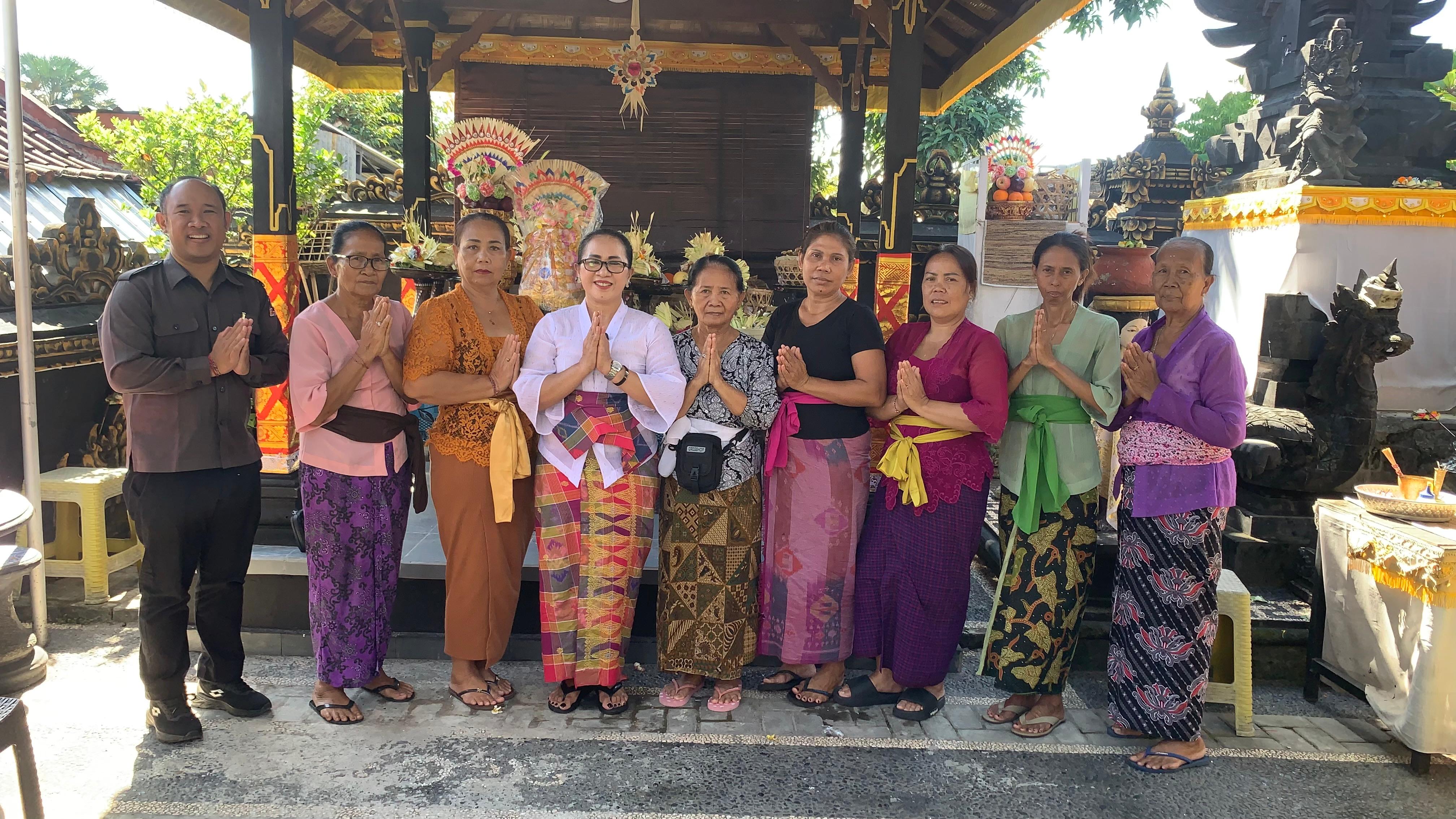Koordinator Divisi Pencegahan, Partisipasi Masyarakat dan Hubungan Masyarakat (P2H) Bawaslu Bali, Ketut Ariyani melakukan konsolidasi demokrasi bersama komunitas serati banten di Griya Mas Agra Kidul, Liligundi, Buleleng