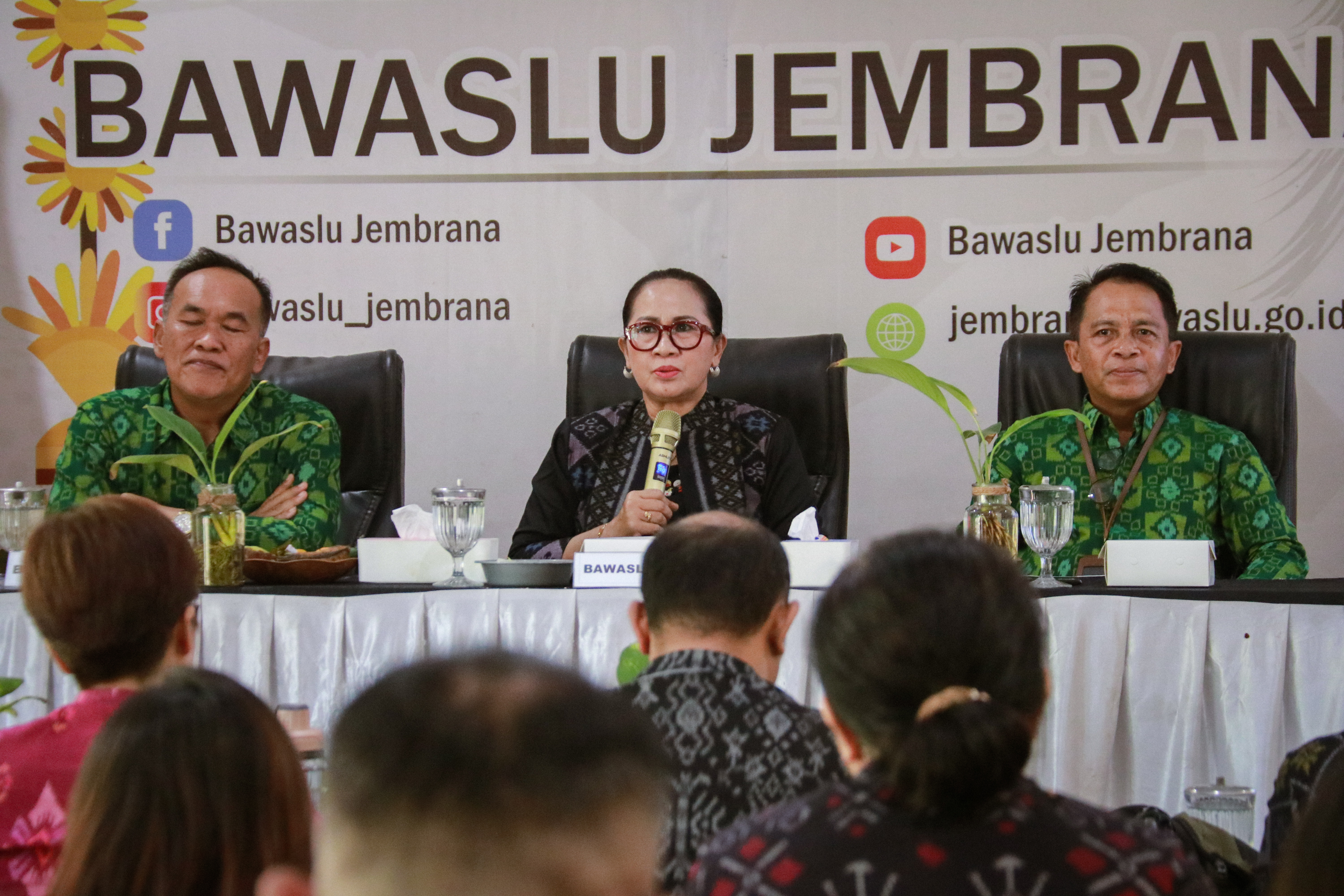 Koordinator Divisi Pencegahan Parmas dan Humas Bawaslu Bali, Ketut Ariyani memberikan arahan dalam Rapat Persiapan Penyelenggaraan Program Pendidikan Pengawas Partisipatif (P2P) Tahun 2026
