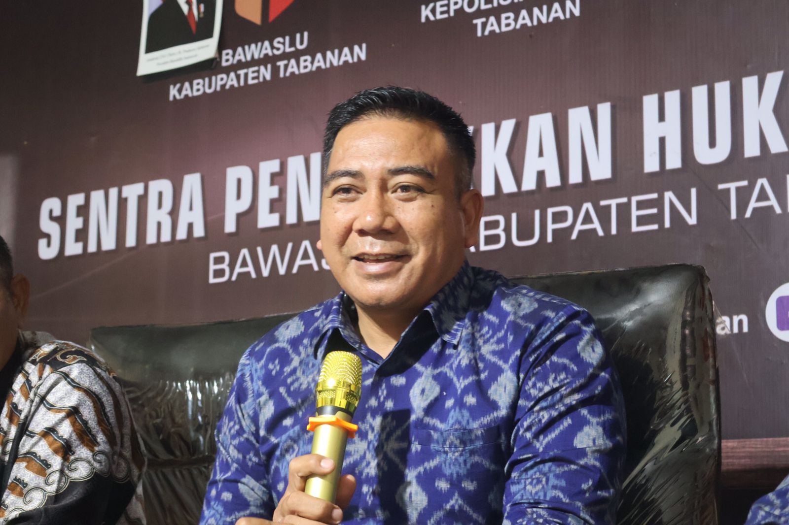 Koordinator Divisi Penanganan Pelanggaran Data dan Informasi Bawaslu Bali, I Wayan Wirka menghadiri Rapat pengelolaan dan pelayanan data dan informasi publik tahun 2026 di Bawaslu Kabupaten Tabanan