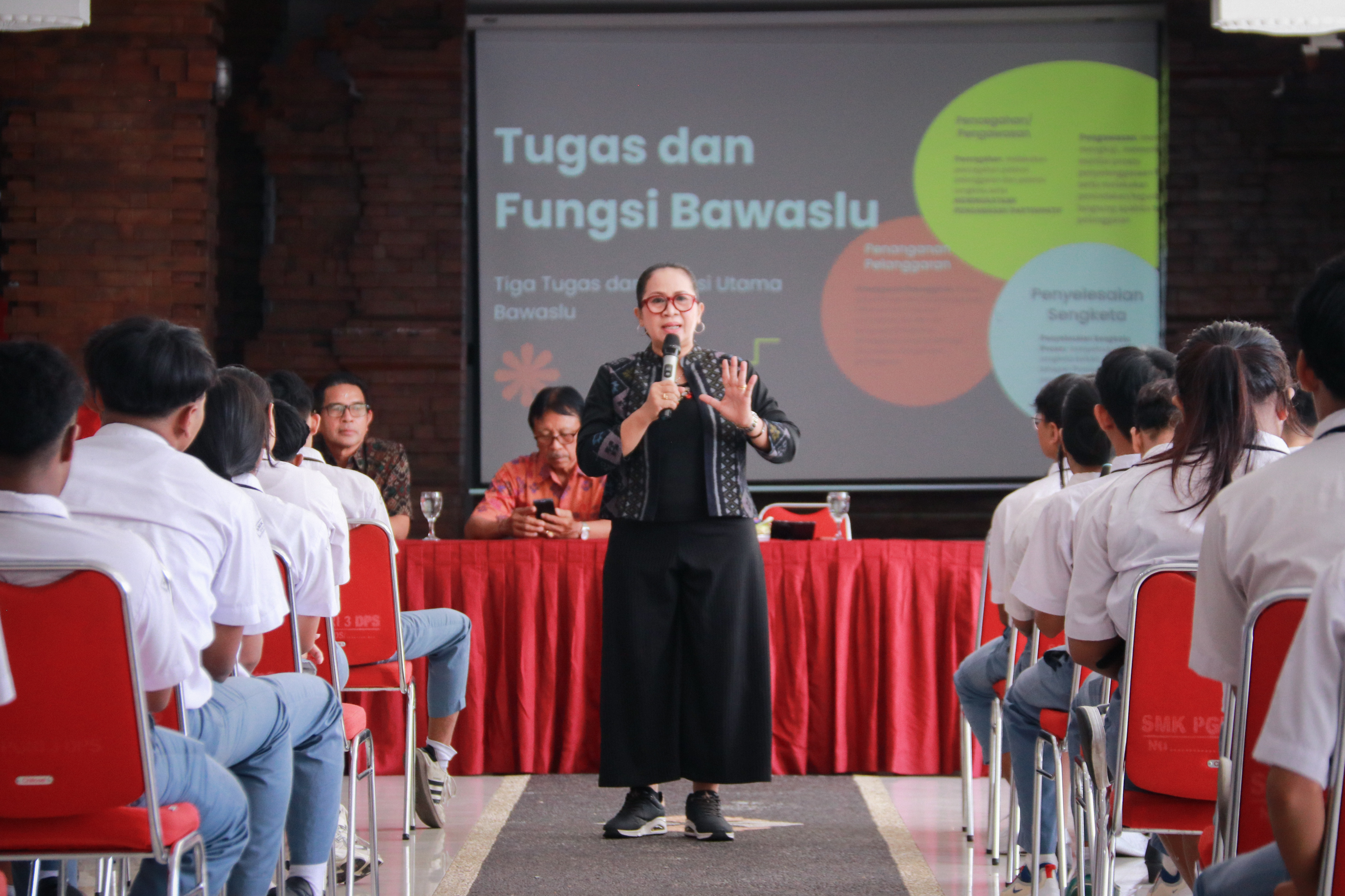 Kordiv P2H Bawaslu Bali Ketut Ariyani saat menjadi narasumber dalam program bertajuk Transformasi Anak Muda Kawal Demokrasi dan Pemilu (TAKSU) di SMK PGRI 3 Denpasar,