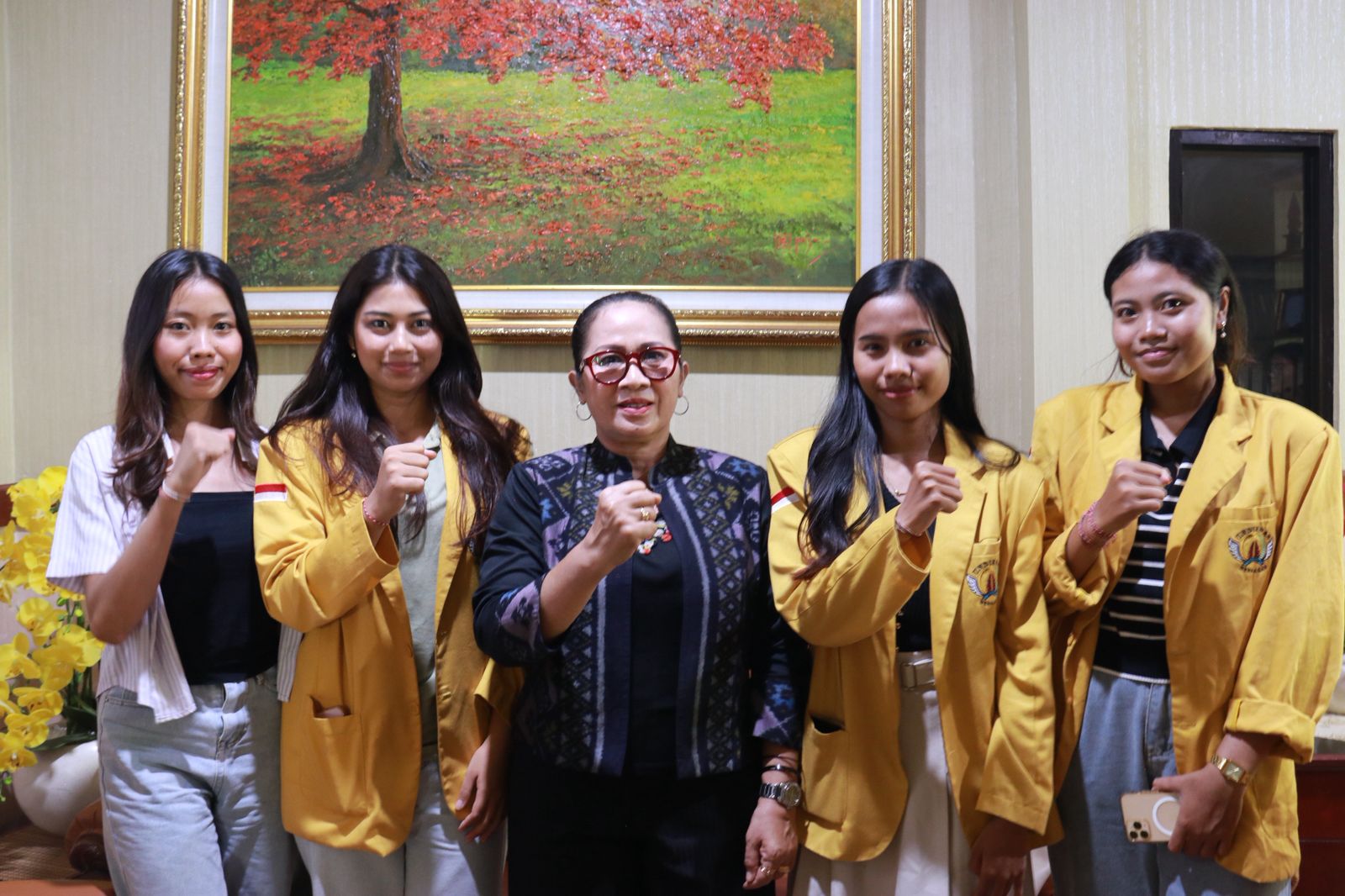 Kordiv P2H Bawaslu Bali, Ketut Ariyani saat berdiskusi dengan Mahasiswa Undiknas Denpasar dalam agenda Konsolidasi Demokrasi