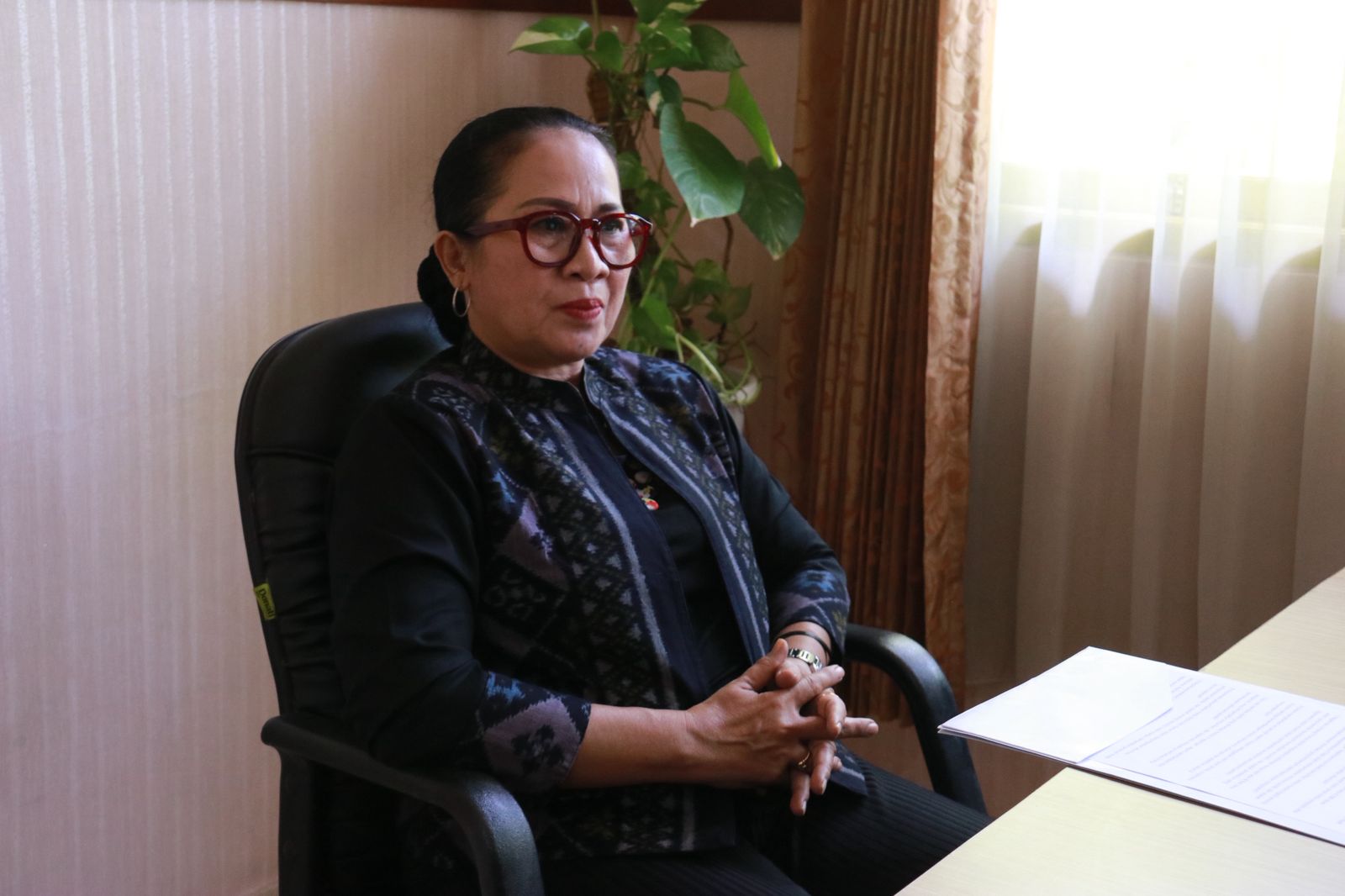 Ketut Ariyani saat menerima kunjungan wawancara dari mahasiswa Program Studi Administrasi Publik Universitas Pendidikan Nasional (Undiknas) Denpasar.