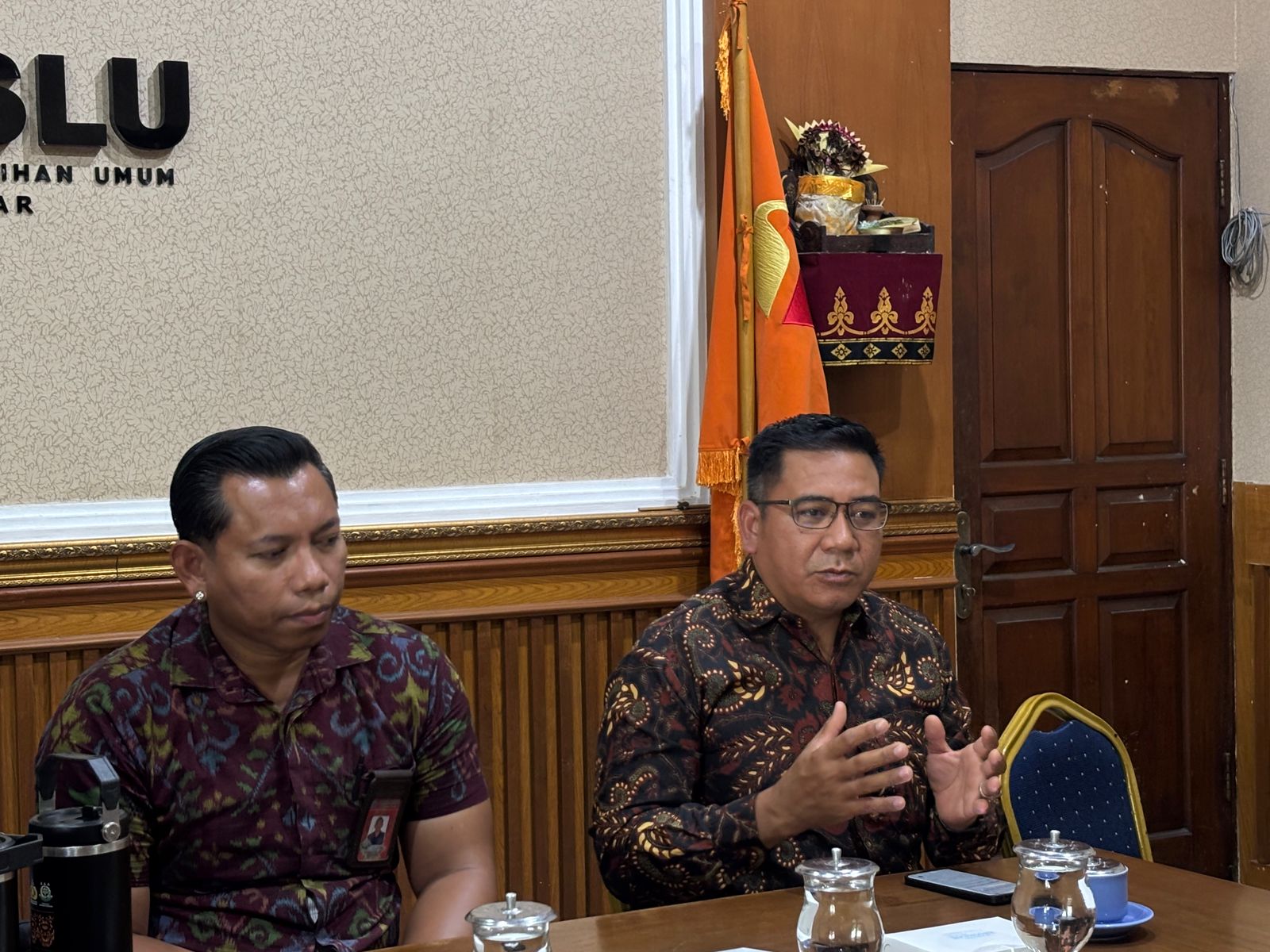 Kordiv PP Datin Bawaslu Bali, I Wayan Wirka, saat berdialog mengenai pelayanan informasi kepemiluan inklusif di Bawaslu Kota Denpasar.