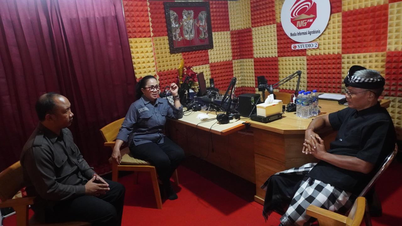 Ariyani berkunjung dan berdiskusi di Radio Nuansa Giri FM.