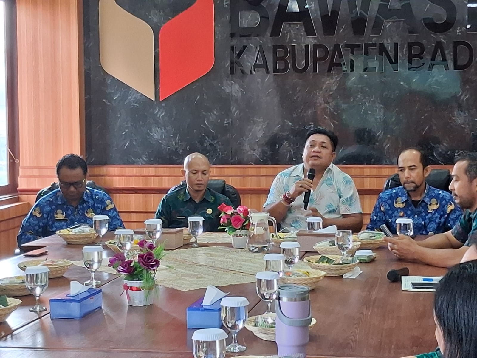 Wiratma mendorong Sistem Arsip yang Cepat dan Terintegrasi saat menghadiri rapat kearsipan di Bawaslu Badung