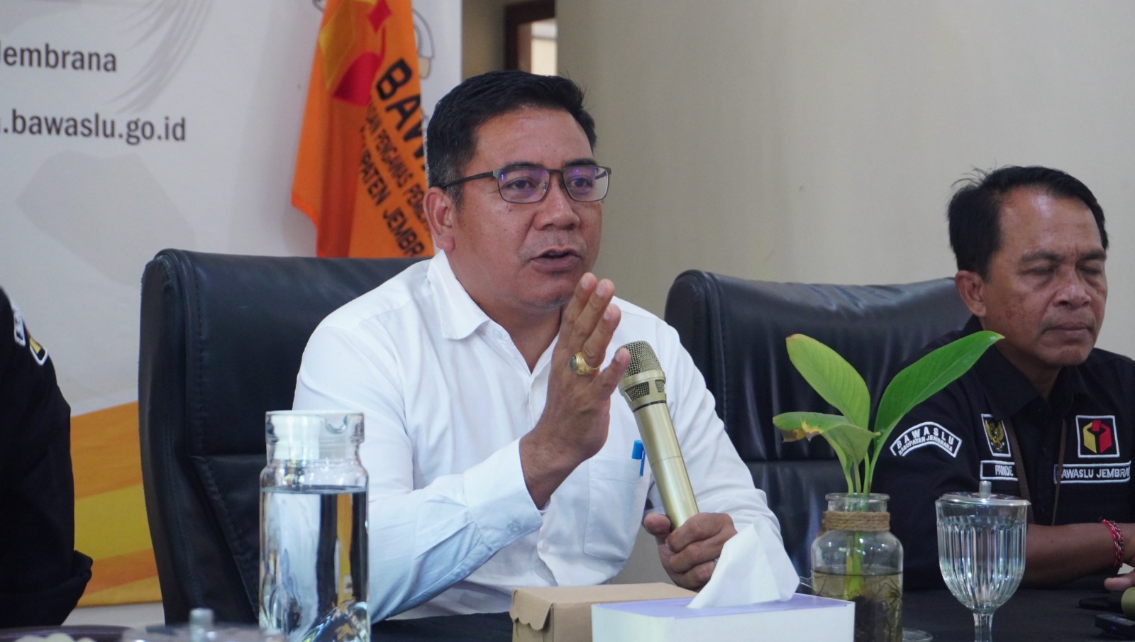 Koordinator Divisi PP Datin, I Wayan Wirka membawa pembahasan KUHAP dalam rapat koordinasi Penanganan Pelanggaran Di Bawaslu Jembrana