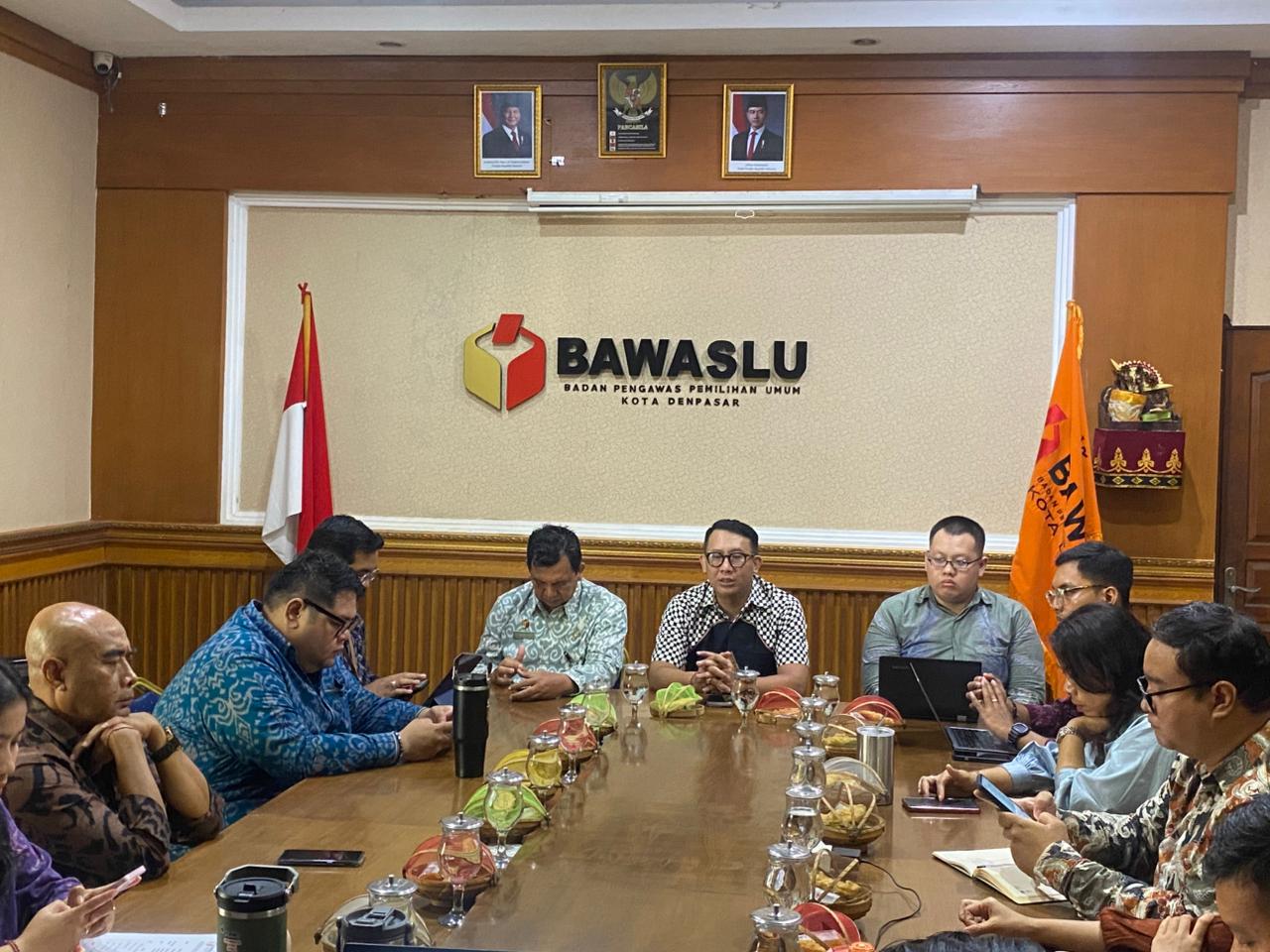 Diskusi dampak KUHP dan KUHAP terhadap arah penegakan hukum pemilu di Denpasar, Selasa (5/5/2026).