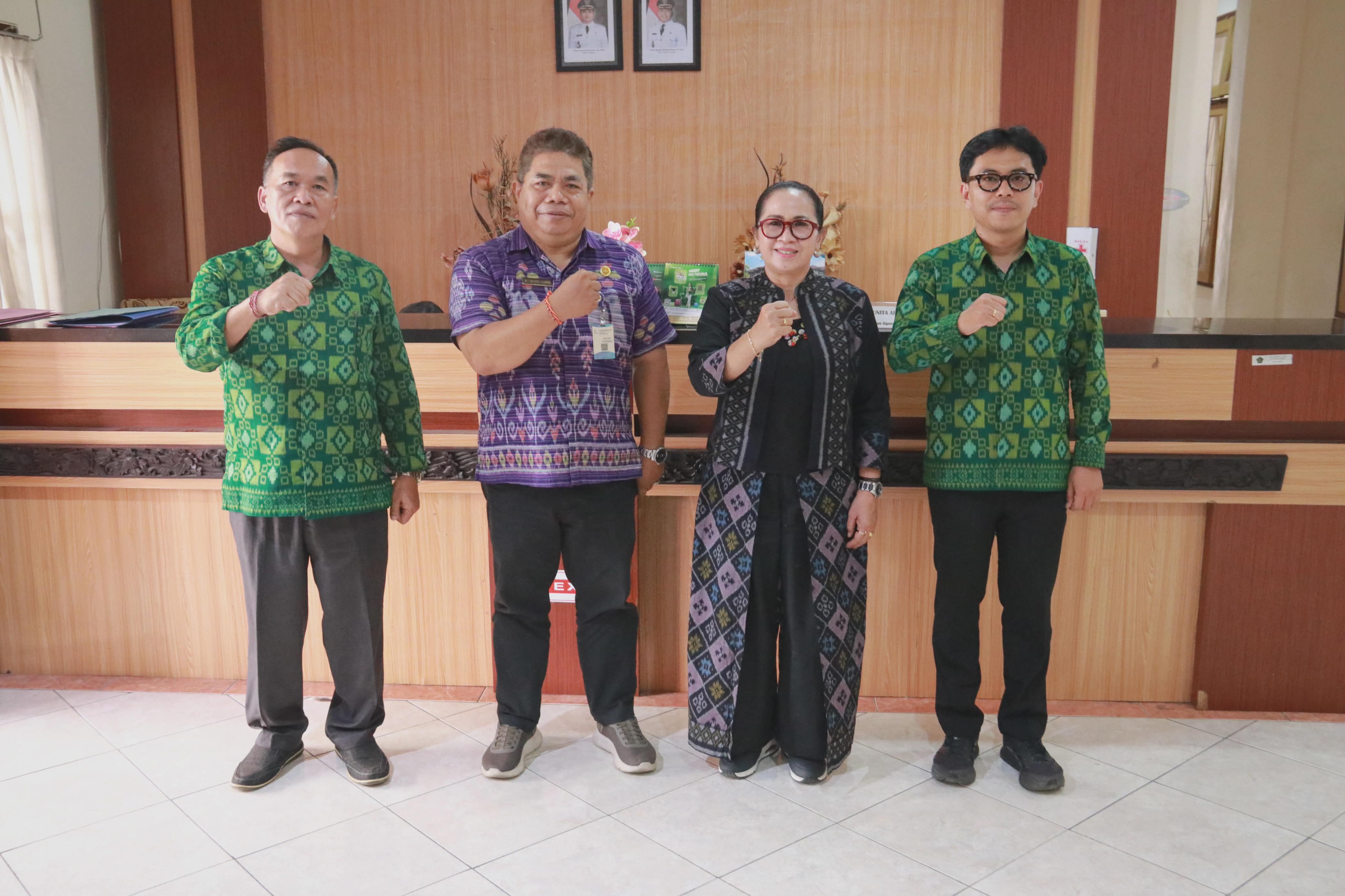 Kordiv P2H Bawaslu Bali, Ketut Ariyani (dua dari Kanan) saat dampingin Bawaslu Jembrana audiensi dengan Dinas Kesehatan dan Sosial Kabupaten Jembrana, Selasa (5/5/2026)