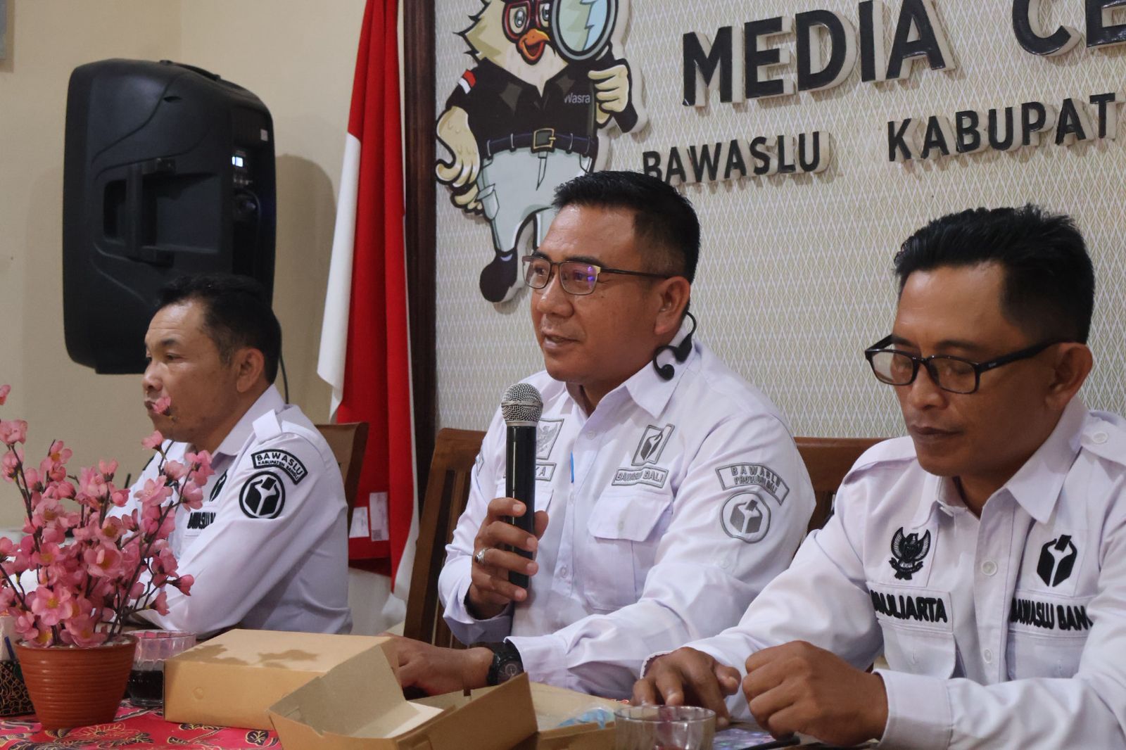 Anggota Bawaslu Bali, I Wayan Wirka saat Rapat Koordinasi dalam pembahasan implikasi KUHAP dan Undang - Undang Pemilu di Bangli, Rabu (6/5/2026).