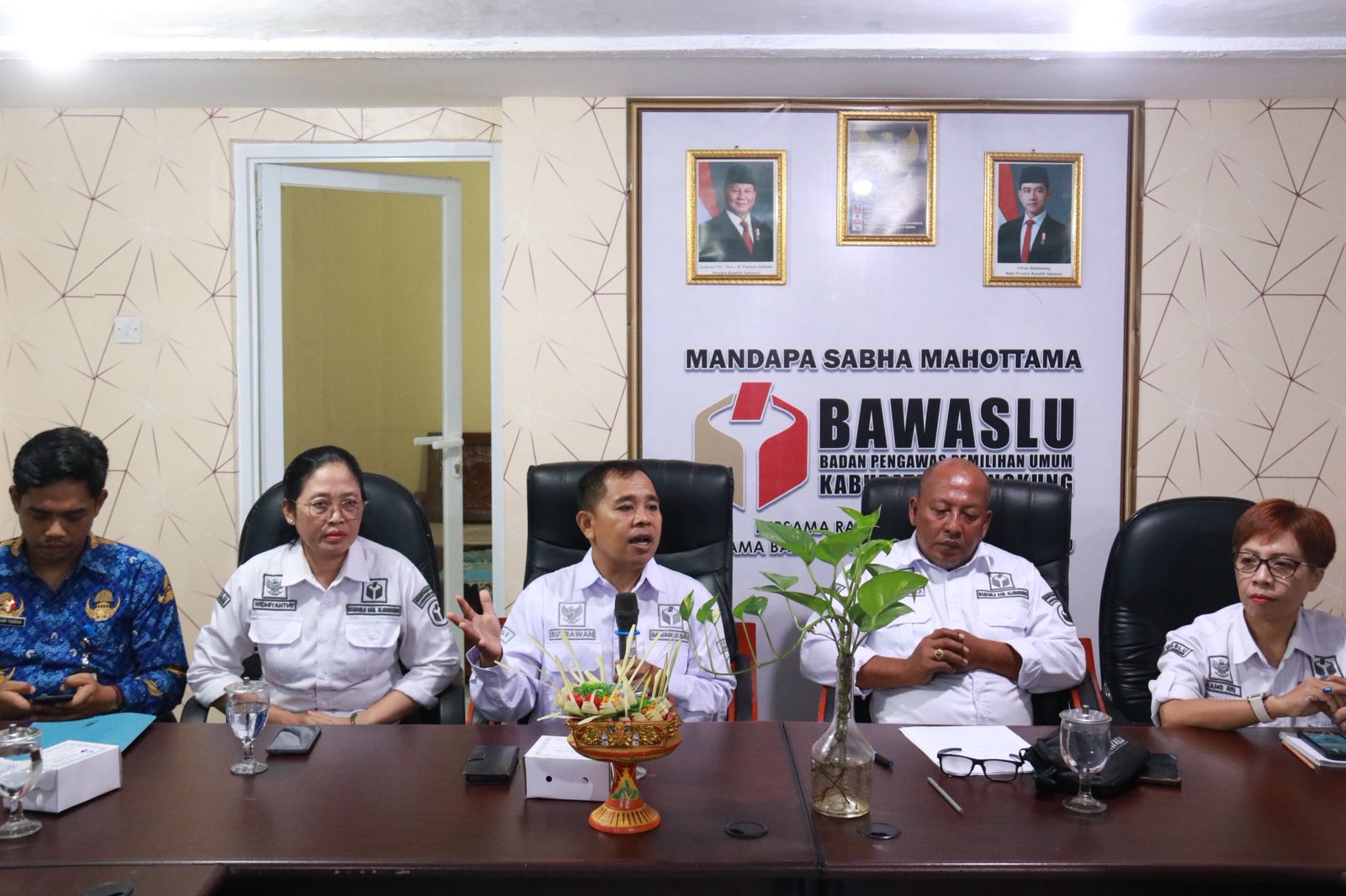 Kordiv HPS Bawaslu Bali, Gede Sutrawan saat hadiri peresmian komunitas digital dan rapat kehumasan di Bawaslu Klungkung, Rabu (20/5/2026).