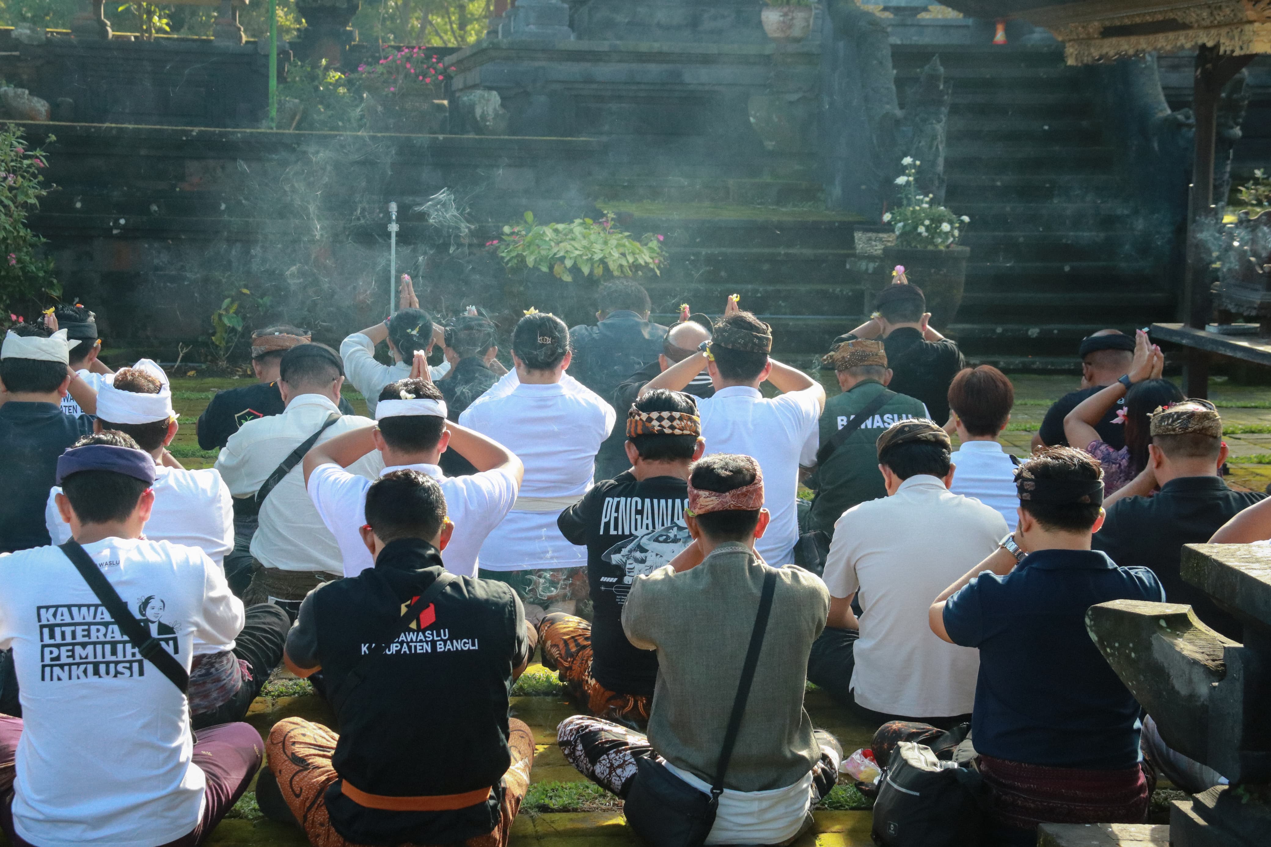 Jajaran Bawaslu se- Bali saat melakukan persembahyangan bersama sebelum melaksanakan bersih lingkungan di Pura Pengubengan, Besakih, Karangasem, Jumat (22/5/2026) 