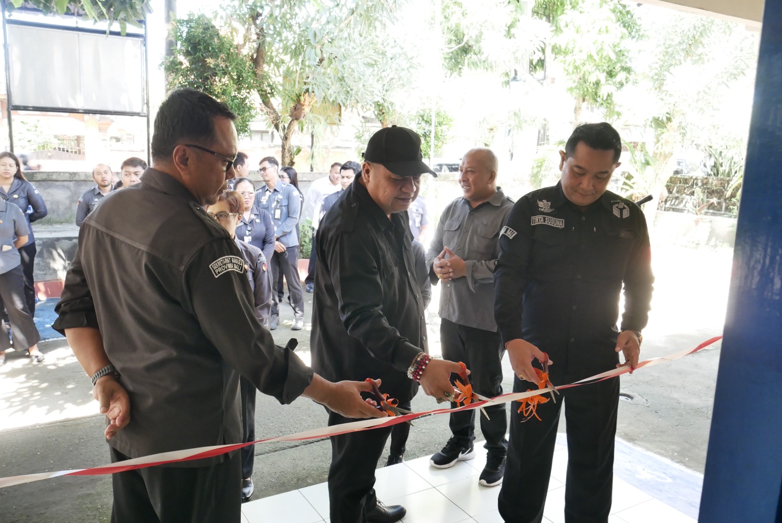Ketua Bawaslu Bali, I Putu Agus Tirta Suguna (Kanan), Kordiv SDMOD Bawaslu Bali, I Nyoman Gede Putra Wiratma (tengah) dan Kepala Sekretariat Bawaslu Bali, Ida Bagus Putu Adinatha (kiri) saat meresmikan PPID di Bawaslu Klungkung