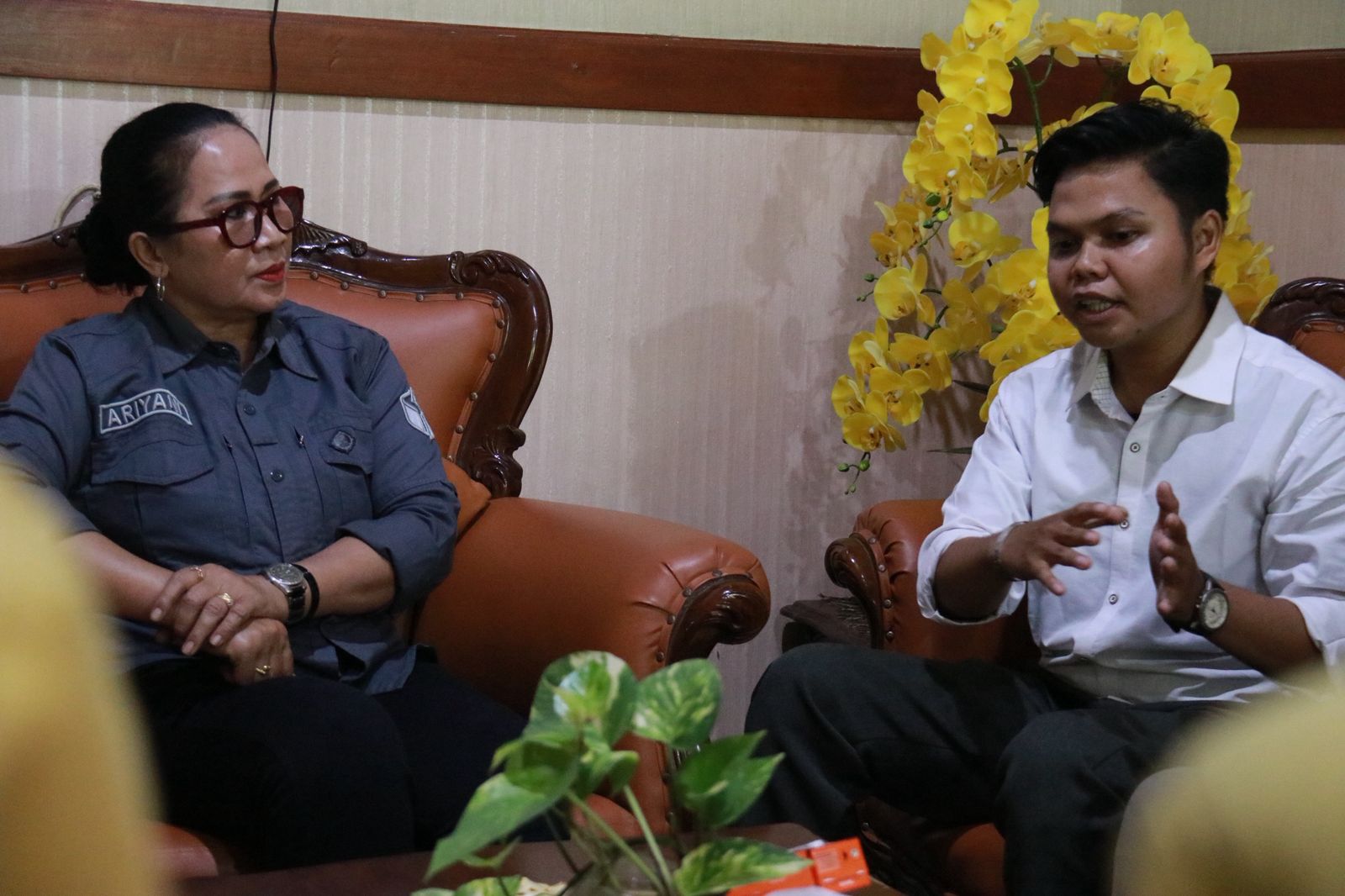 Kordiv P2H Bawaslu Bali, Ketut Ariyani saat berdiskusi dengan Ketua HMI Denpasar dalam agenda Konsolidasi Demokrasi, Senin (11/5/2026