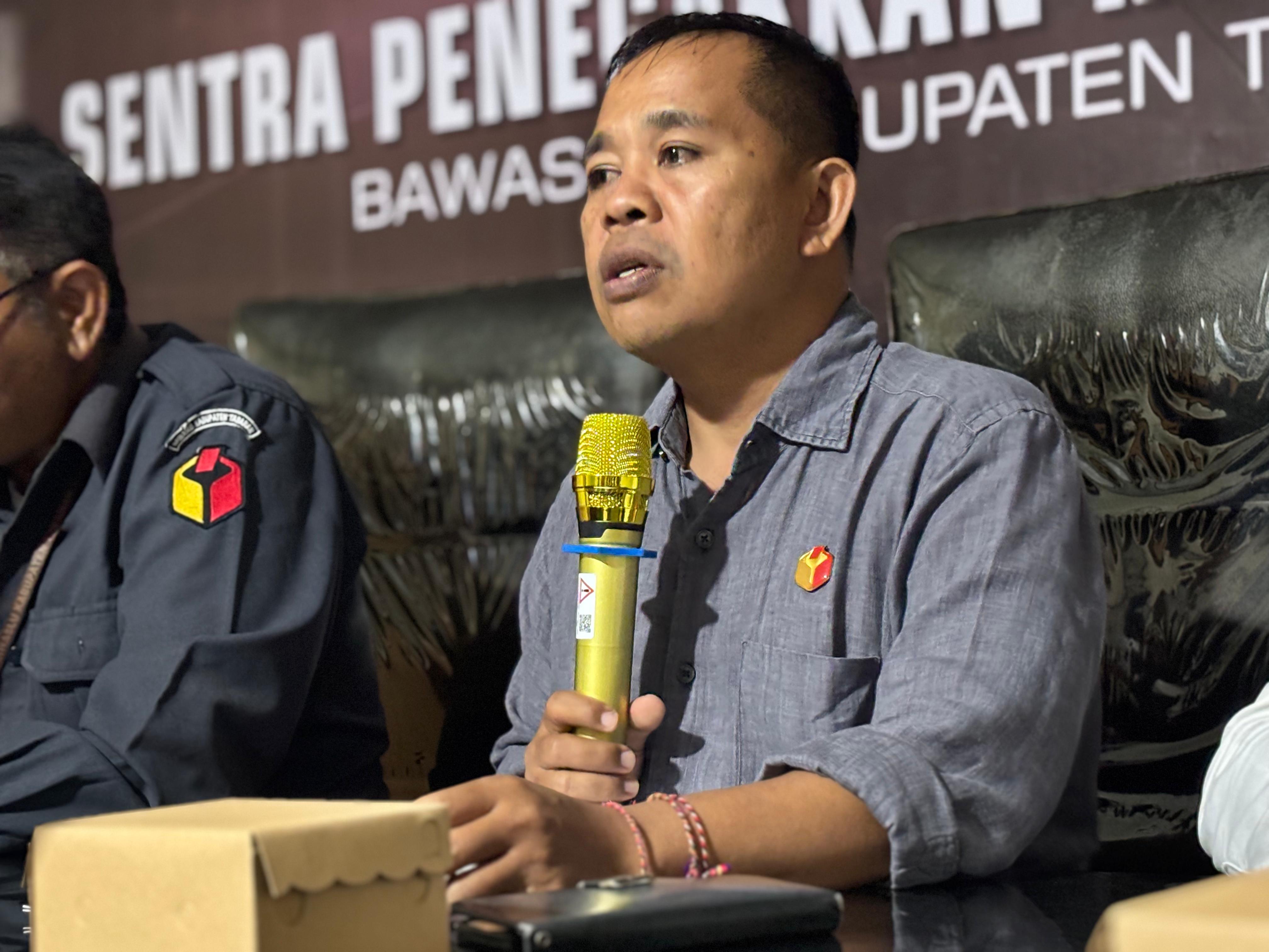 Gede Sutrawan saat memaparkan mekanisme penyelesaian sengketa proses pemilu dalam Rapat Koordinasi Teknis Penyelesaian Sengketa Proses dan Penguatan Demokrasi Bersama Partai Politik di Bawaslu Kabupaten Tabanan