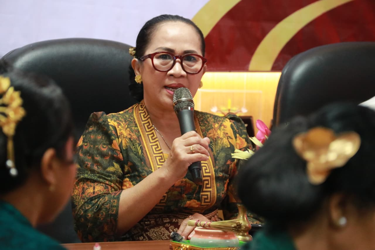 Kordiv P2H Bawaslu Bali, Ketut Ariyani menjadi narasumber dalam diskusi Perempuan Bali Dalam Ruang Publik : Wujud Harmoni Dalam Kesetaraan Adat, Budaya, Tradisi Berbasis Hindu yang digelar MDA Provinsi Bali
