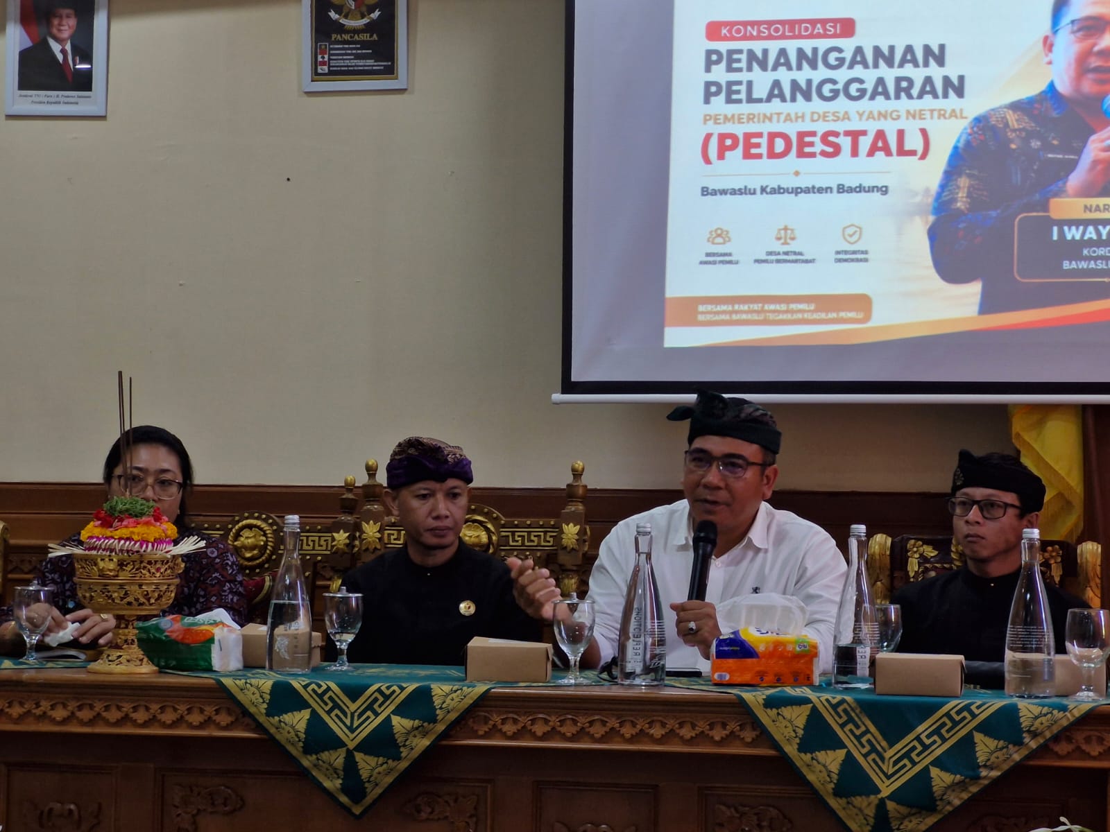 I Wayan Wirka menjadi pemateri dalam kegiatan Konsolidasi Penanganan Pelanggaran, Pemerintah Desa yang Netral (PEDESTAL) di Kantor Desa Penarungan