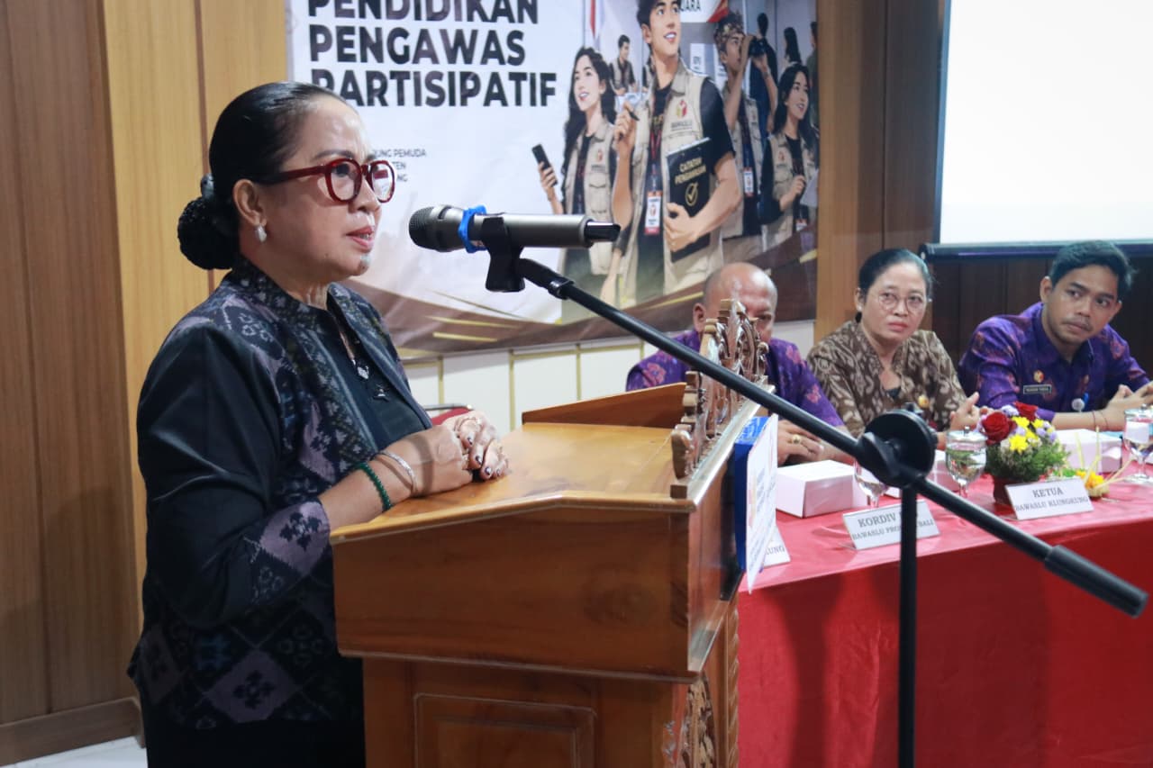 Kordiv P2H Bawaslu Bali, Ketut Ariyani memberikan arahan dalam kegiatan Pendidikan Pengawas Partisipatif (P2P) yang digelar di Kabupaten Klungkung