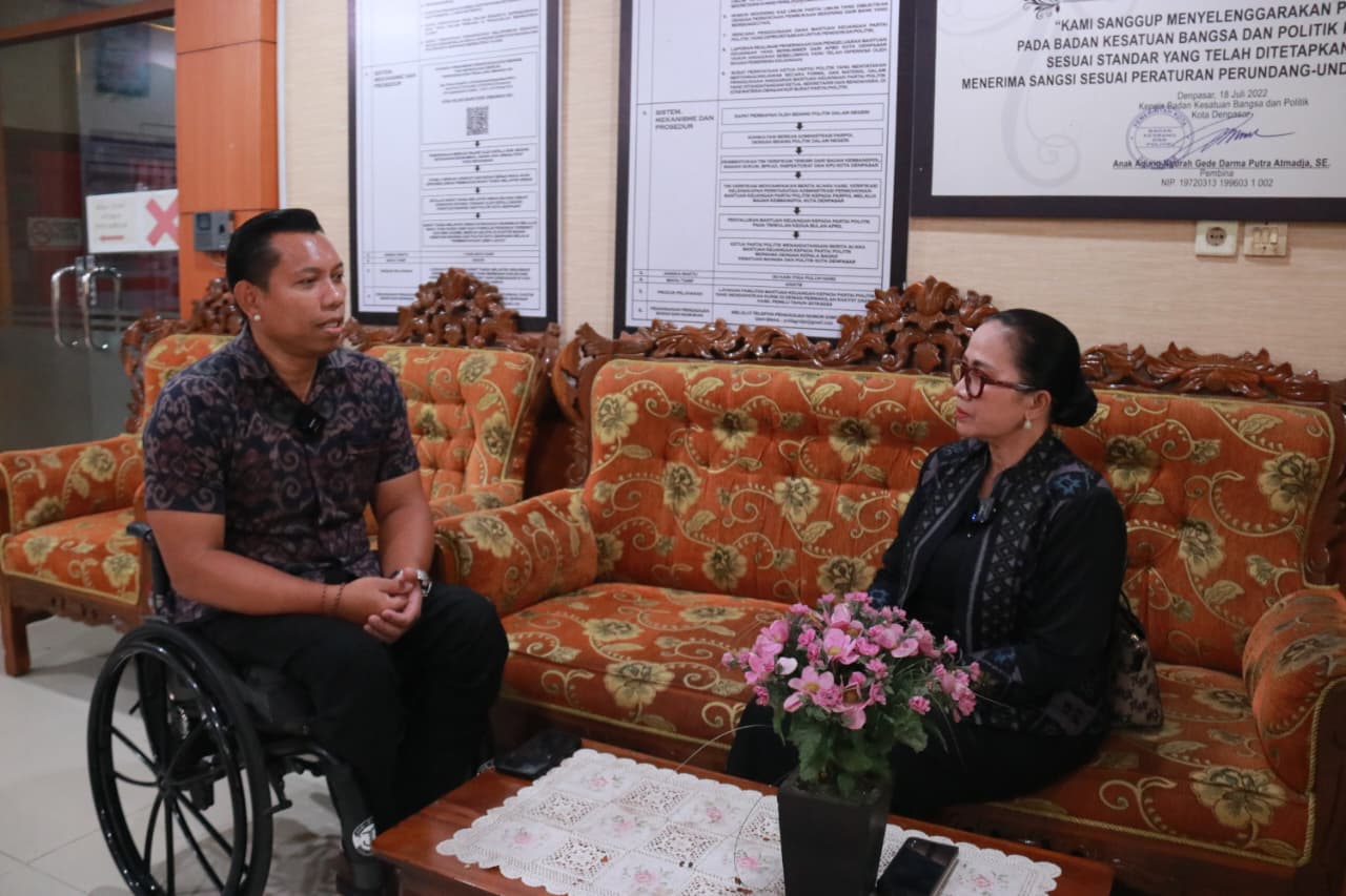 Diskusi antara Kordiv P2H Bawaslu Bali, Ketut Ariyani, dengan salah satu peserta P2P penyandang disabilitas, I Nyoman Juniarta